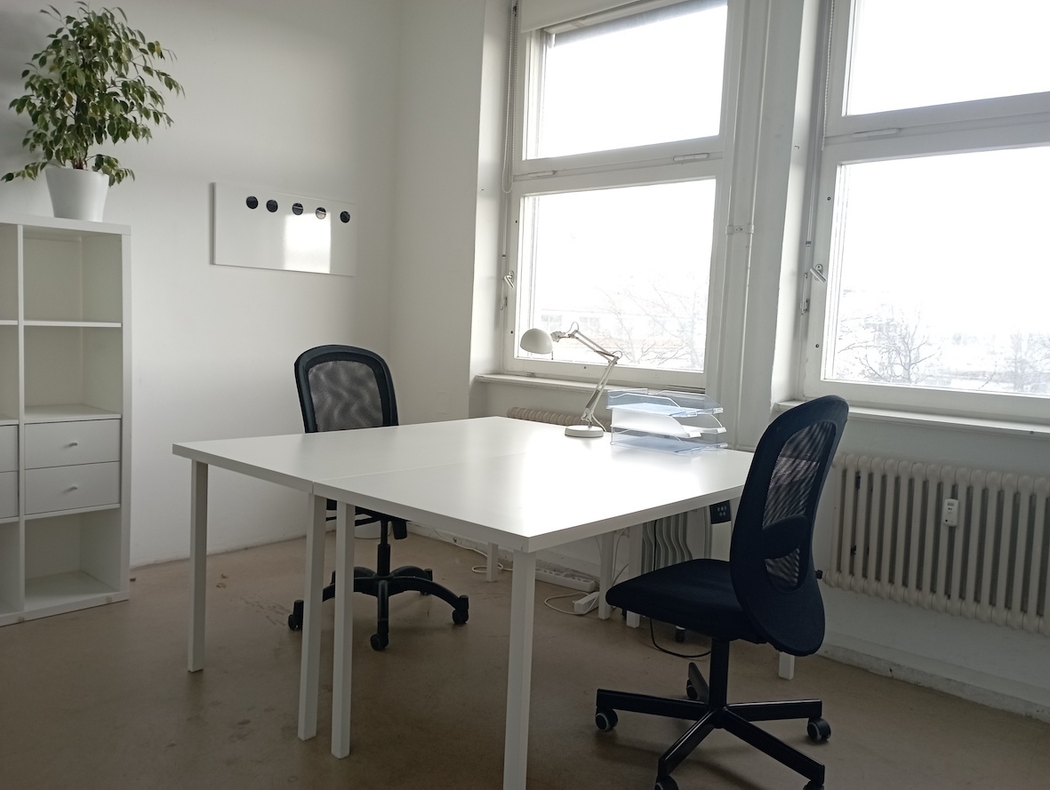Two desks / one room available - short term
