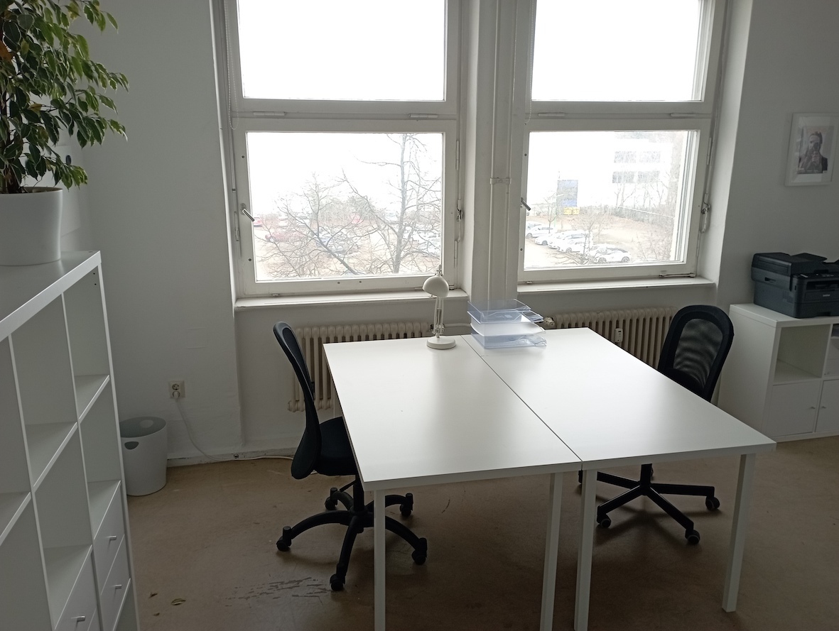 Two desks / one room available - short term