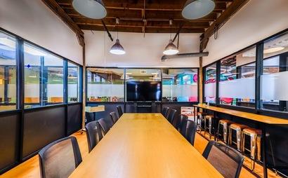 Magnificent Mile Conference room w/ 12 seats Magnificent Mile Conference room w/ 12 seats