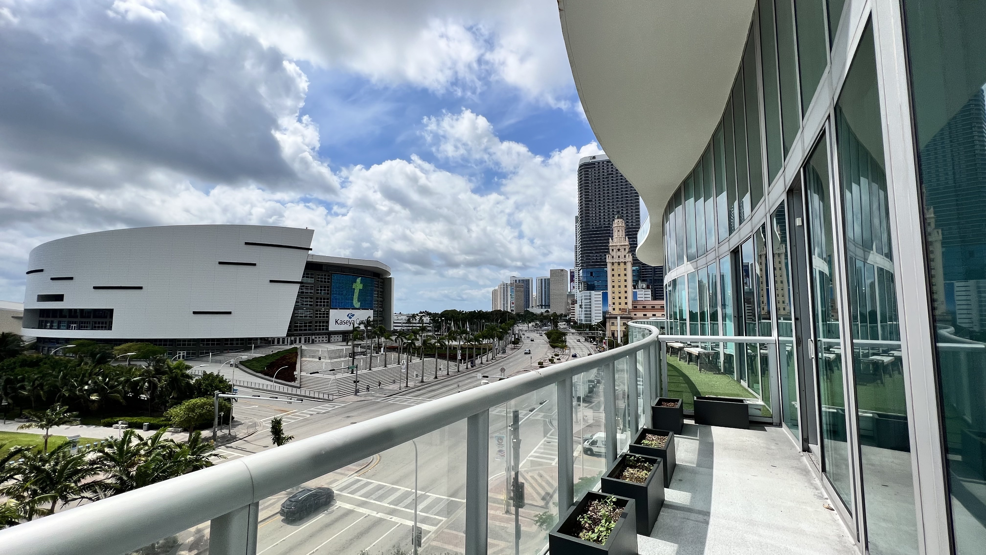 Suite for a team of 14! EXCLUSIVE balcony! (501c) Suite for a team of 14! EXCLUSIVE balcony! (501c)