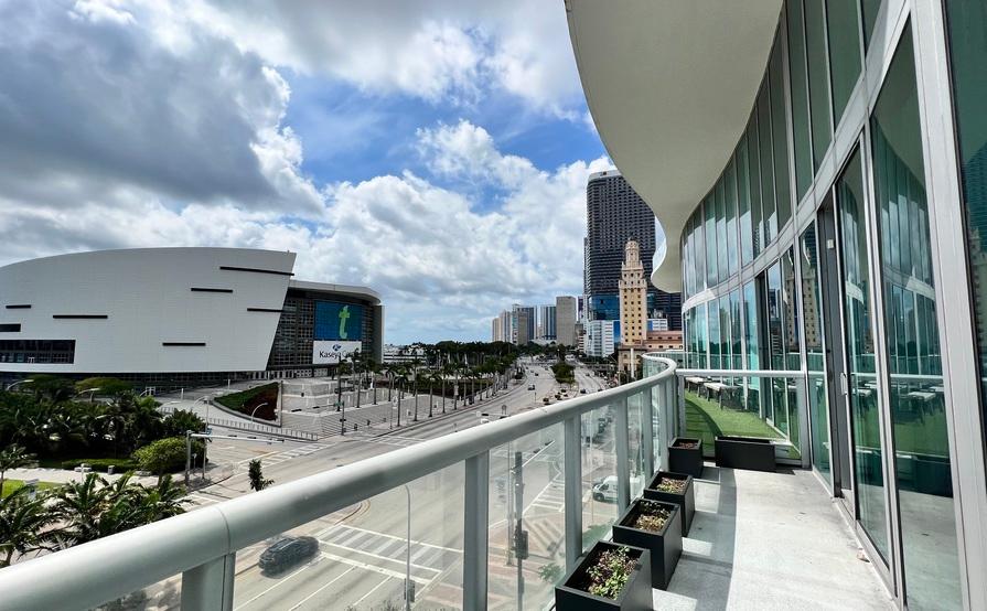 Suite for a team of 14! EXCLUSIVE balcony! (501c) Suite for a team of 14! EXCLUSIVE balcony! (501c)