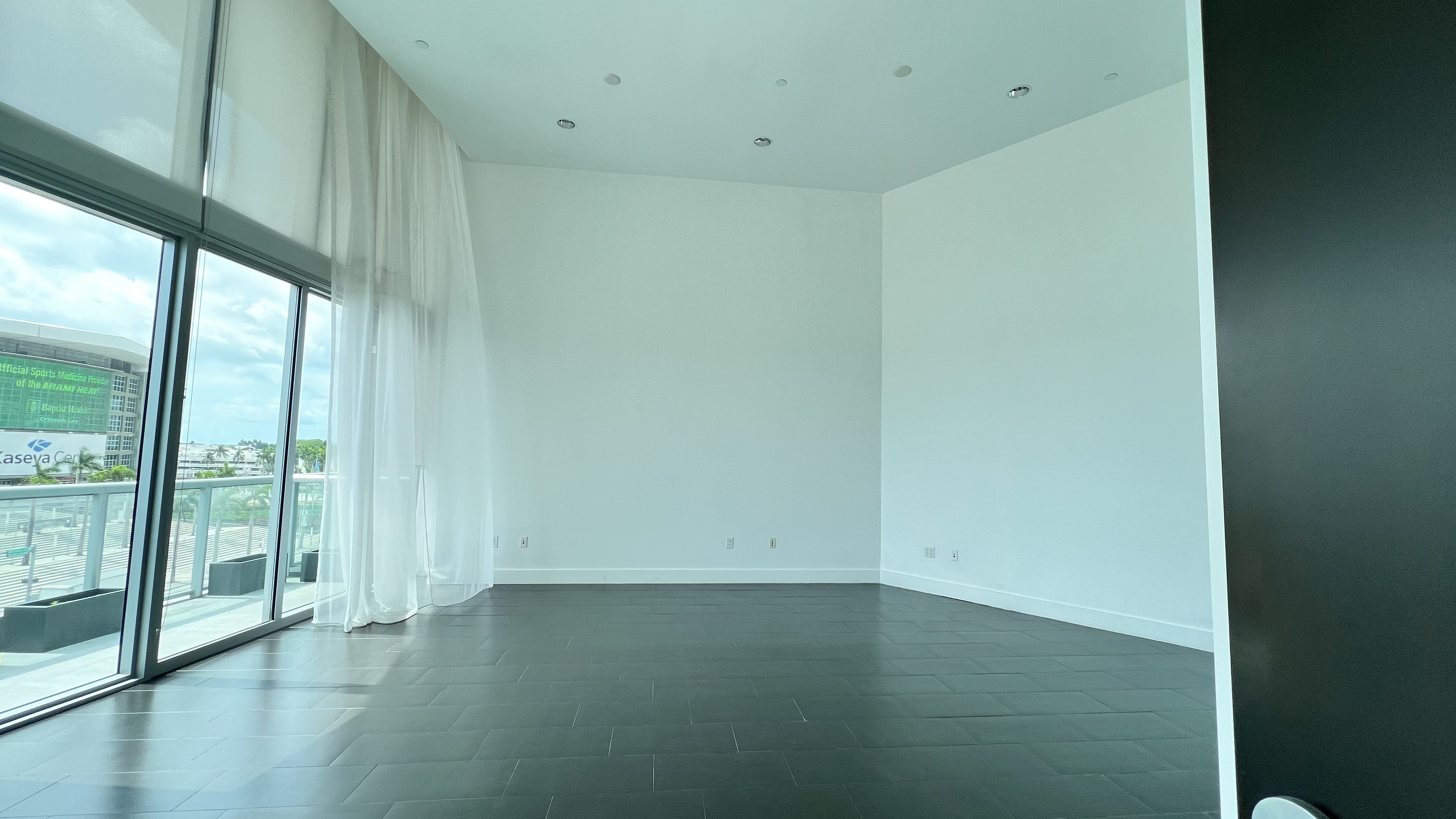 Suite for a team of 14! EXCLUSIVE balcony! (501c) Suite for a team of 14! EXCLUSIVE balcony! (501c)