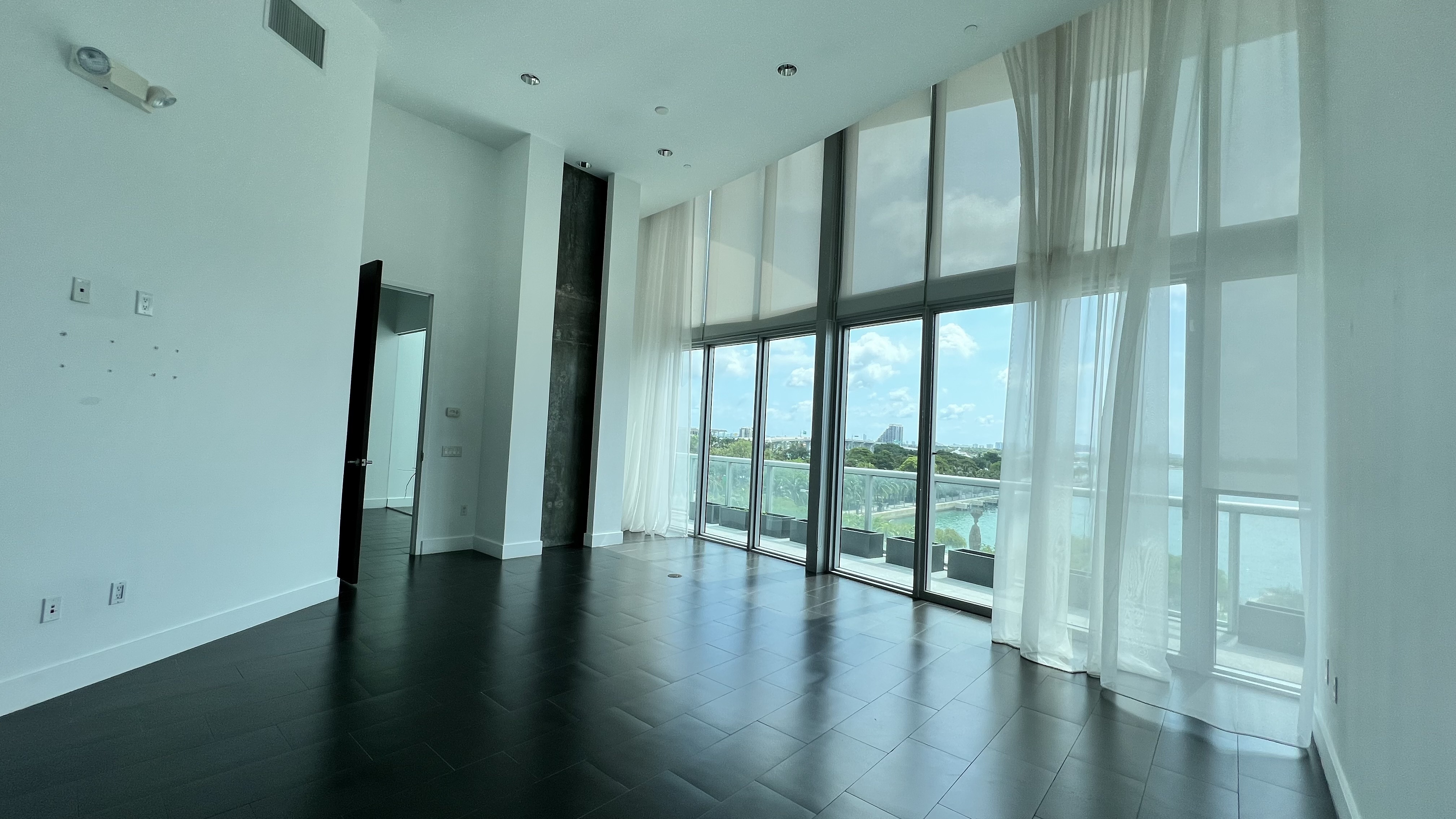 Suite for a team of 14! EXCLUSIVE balcony! (501c) Suite for a team of 14! EXCLUSIVE balcony! (501c)