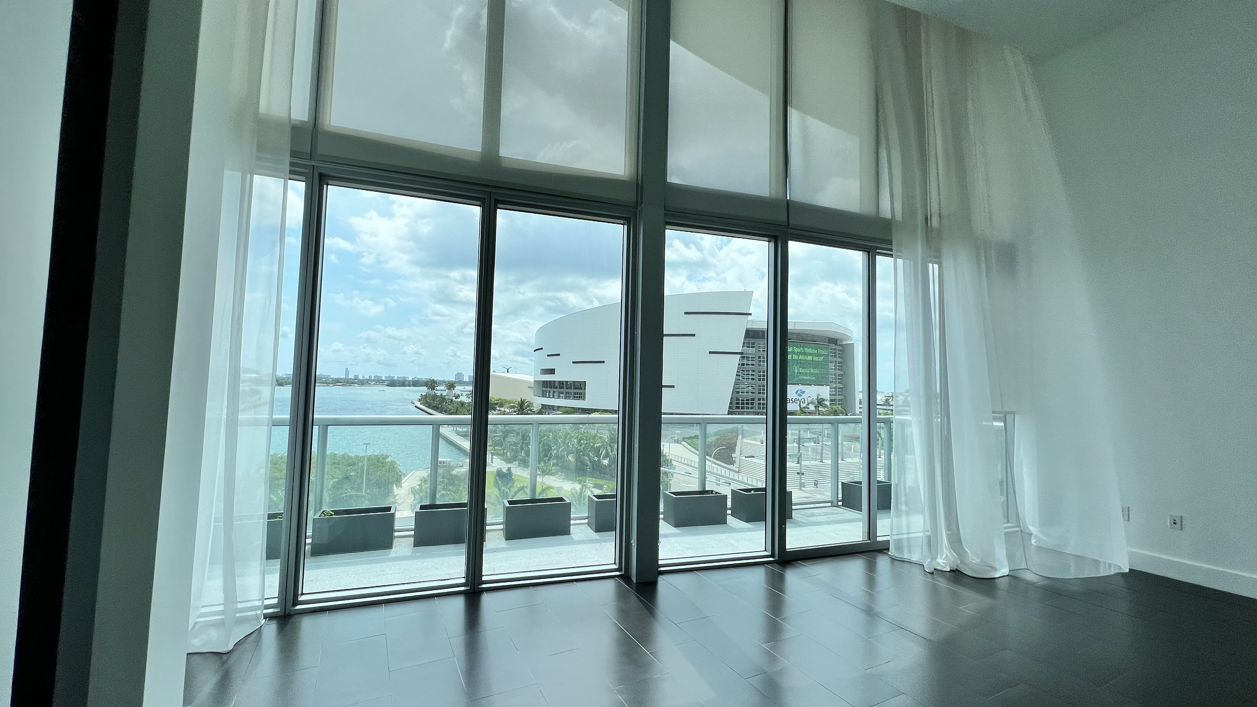 Suite for a team of 14! EXCLUSIVE balcony! (501c) Suite for a team of 14! EXCLUSIVE balcony! (501c)