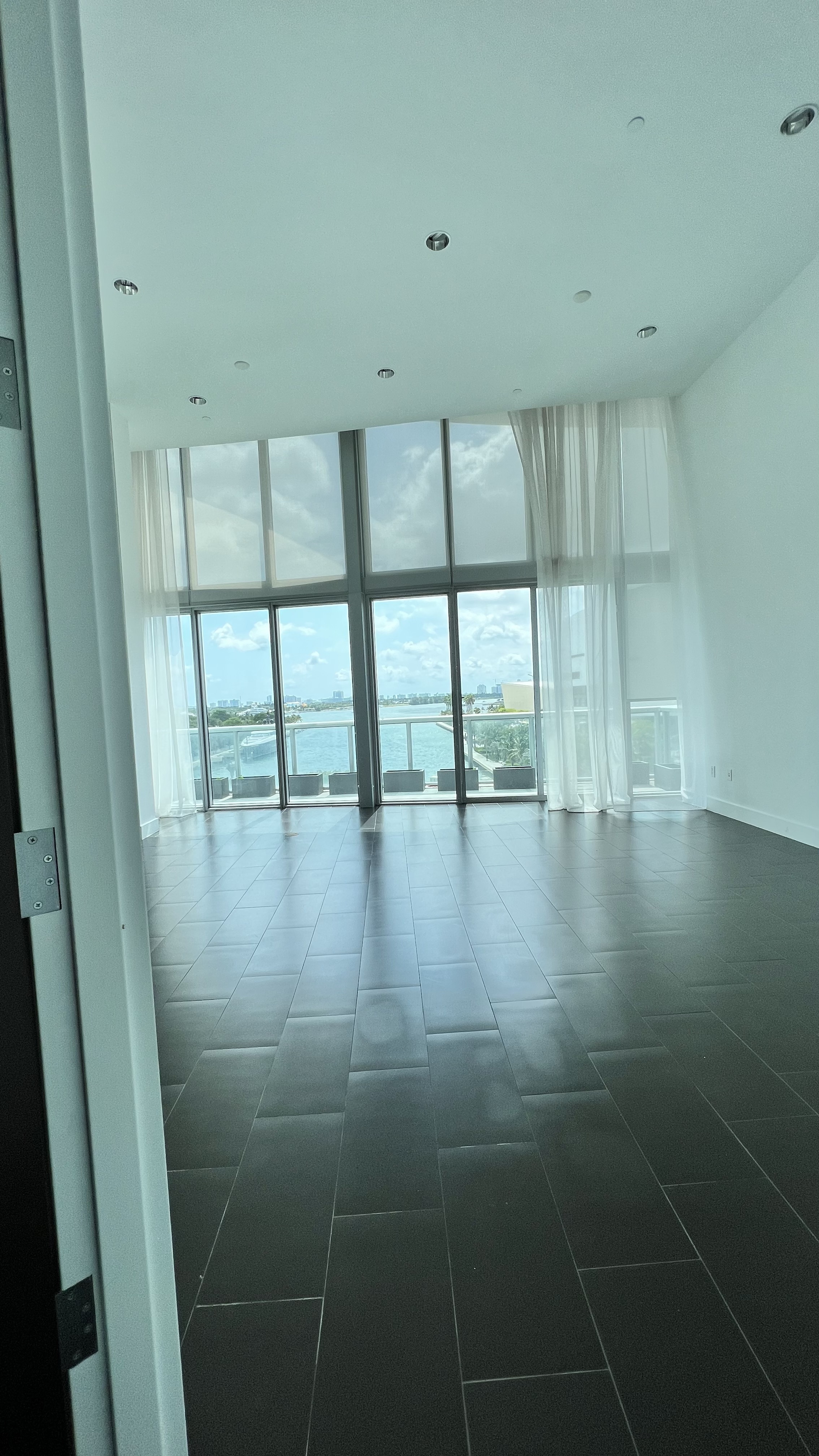 Suite for a team of 14! EXCLUSIVE balcony! (501c) Suite for a team of 14! EXCLUSIVE balcony! (501c)