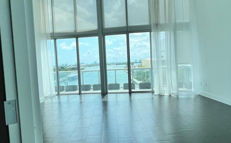 Suite for a team of 14! EXCLUSIVE balcony! (501c) Suite for a team of 14! EXCLUSIVE balcony! (501c)