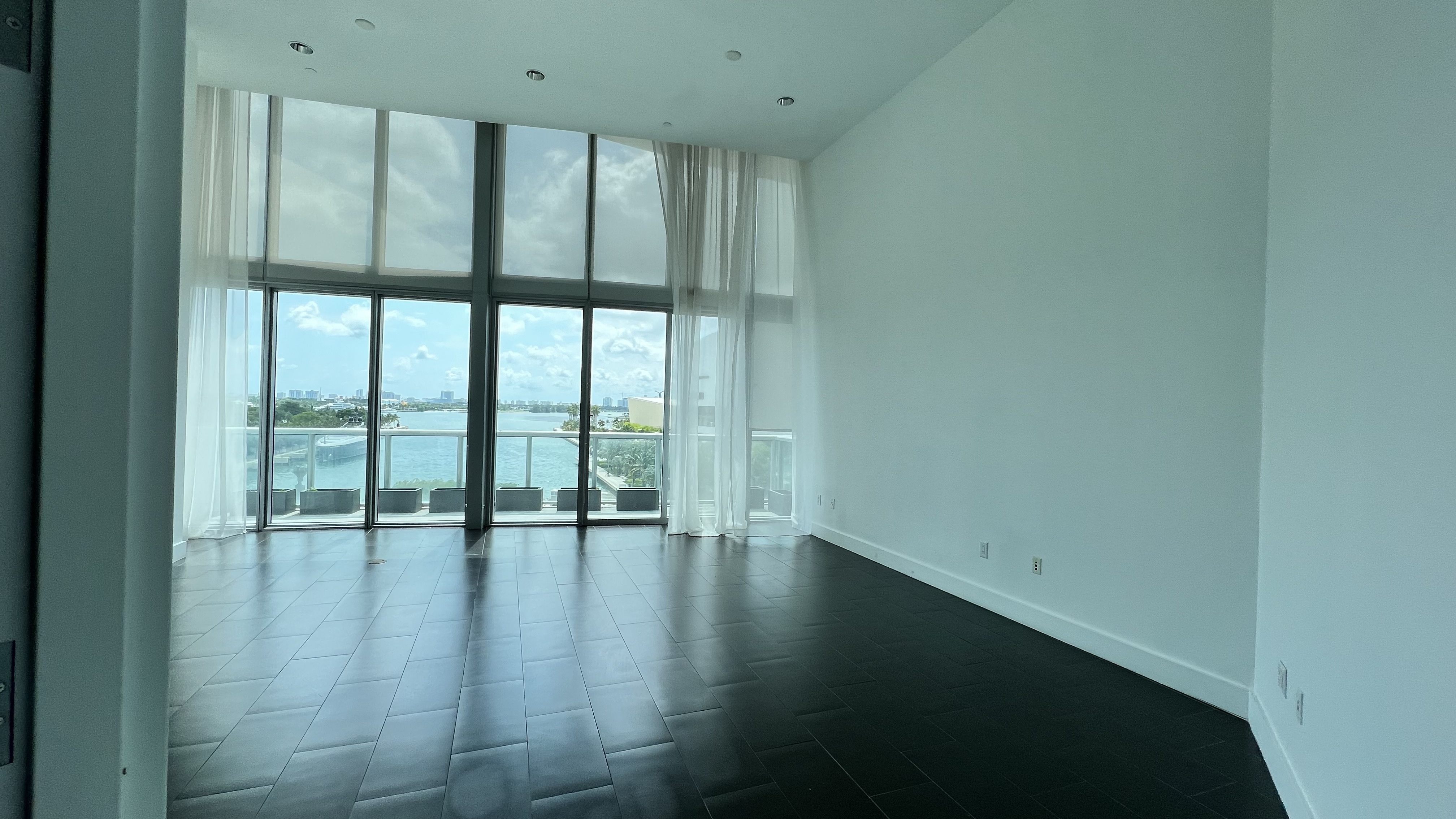 Suite for a team of 14! EXCLUSIVE balcony! (501c) Suite for a team of 14! EXCLUSIVE balcony! (501c)