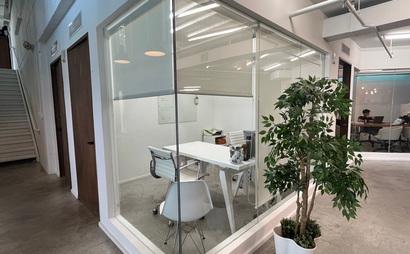 Corner office for 2 (513) Corner office for 2 (513)