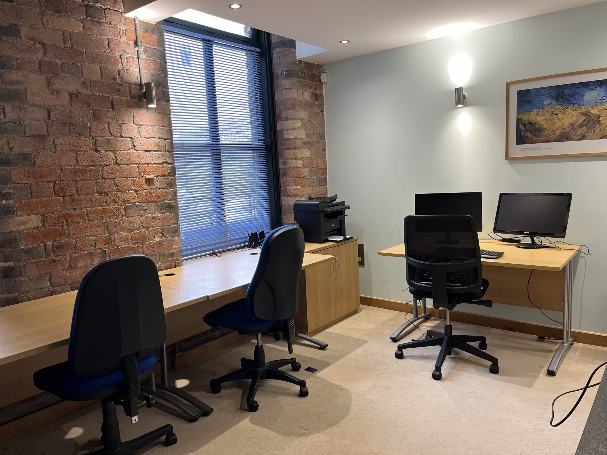5 desks available in our newly refurbished office space