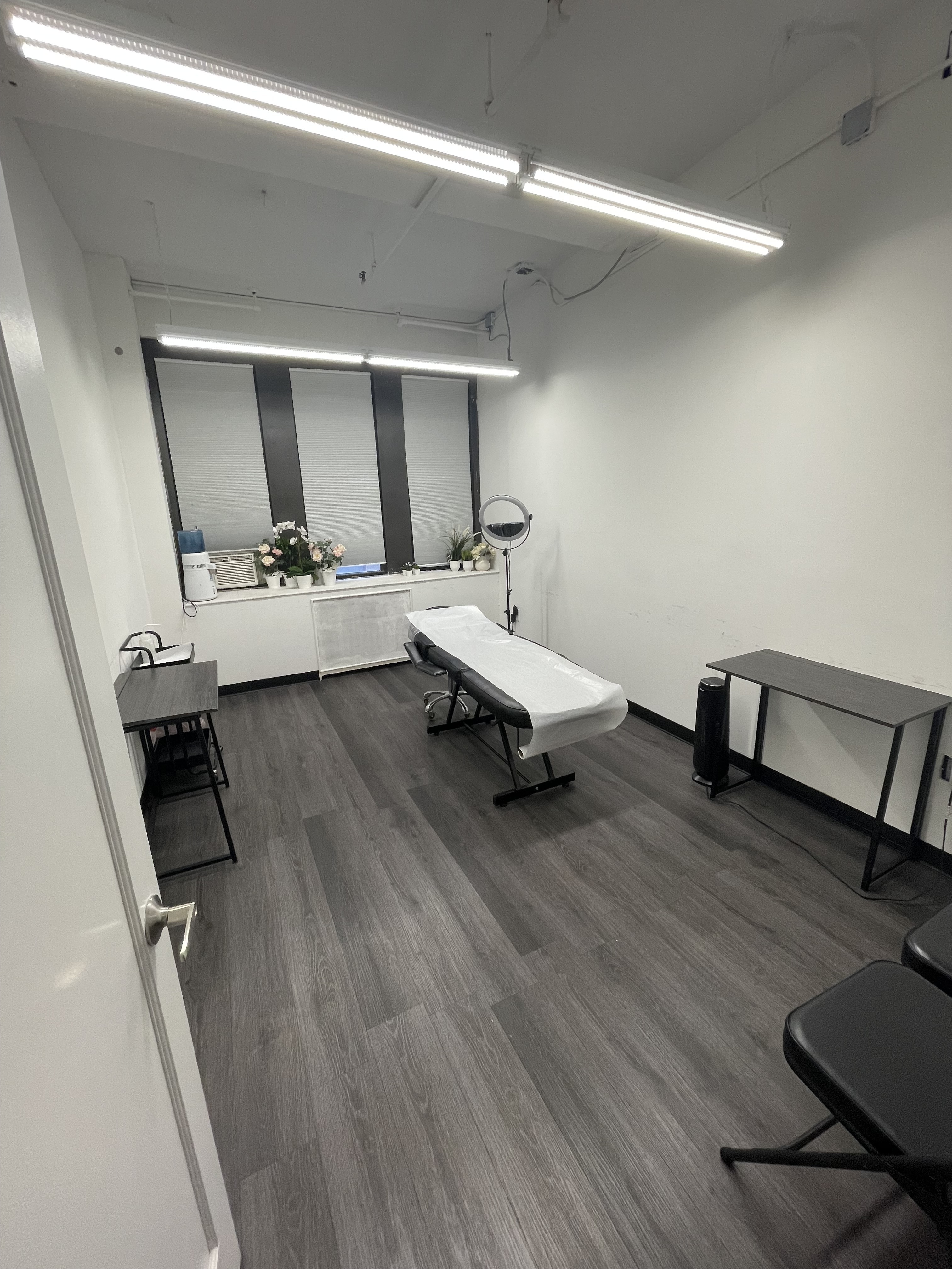 PMU Esthetician Massage Ready to Use Treatment Room PMU Esthetician Massage Ready to Use Treatment Room