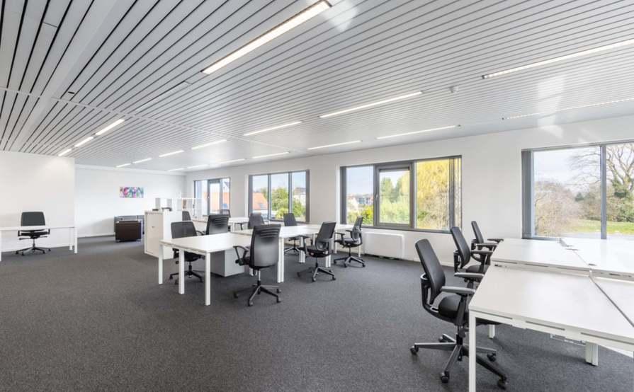 Open plan office space for 15 persons in Corporate Lakes 1