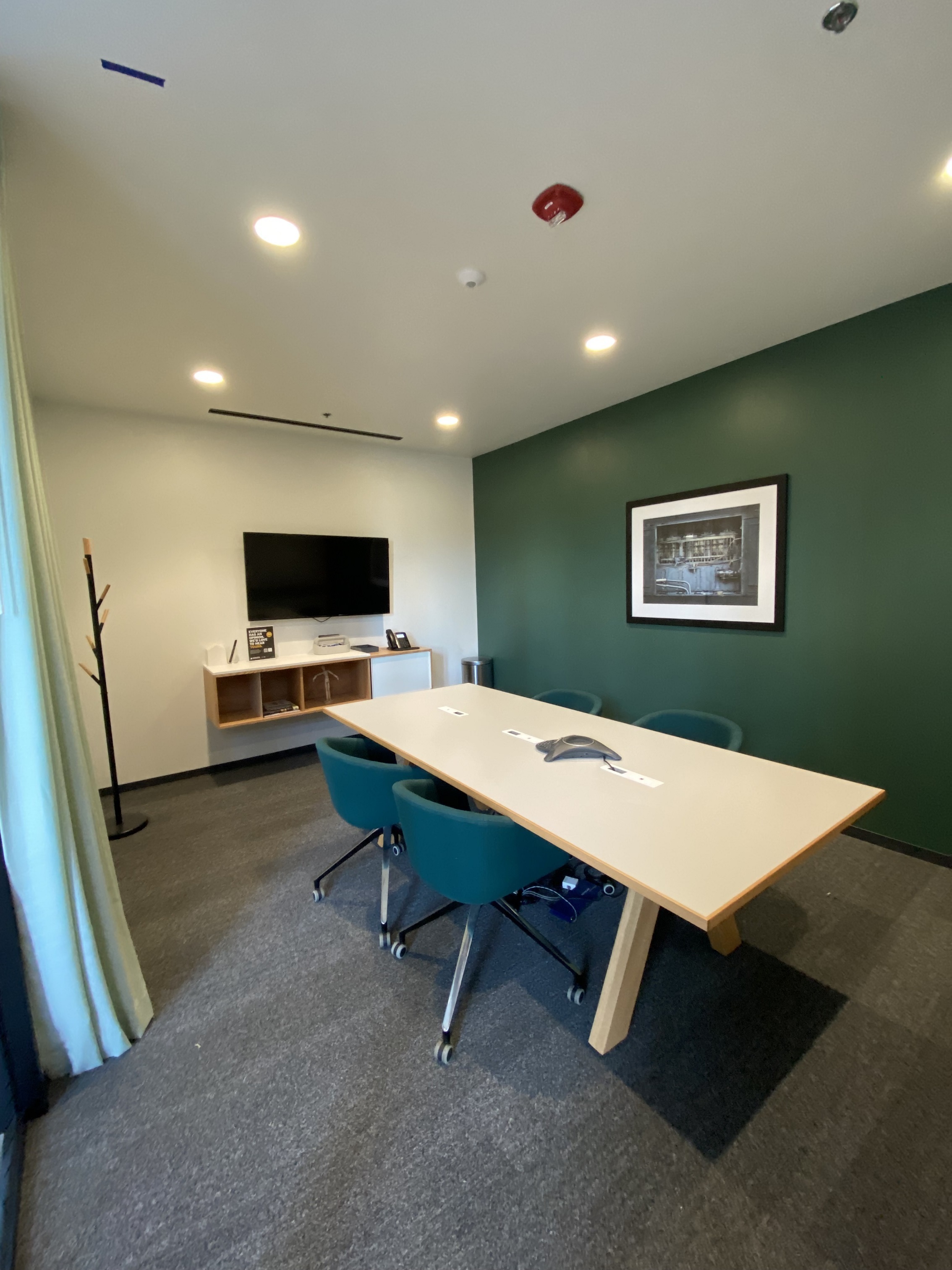 Hot desk with anything you need! BOOK NOW! Hot desk with anything you need! BOOK NOW!