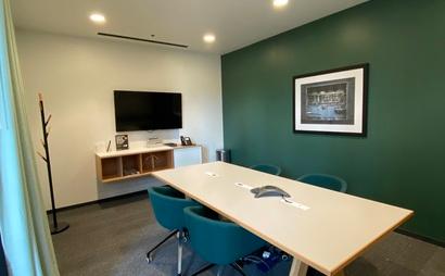 Hot desk with anything you need! BOOK NOW! Hot desk with anything you need! BOOK NOW!