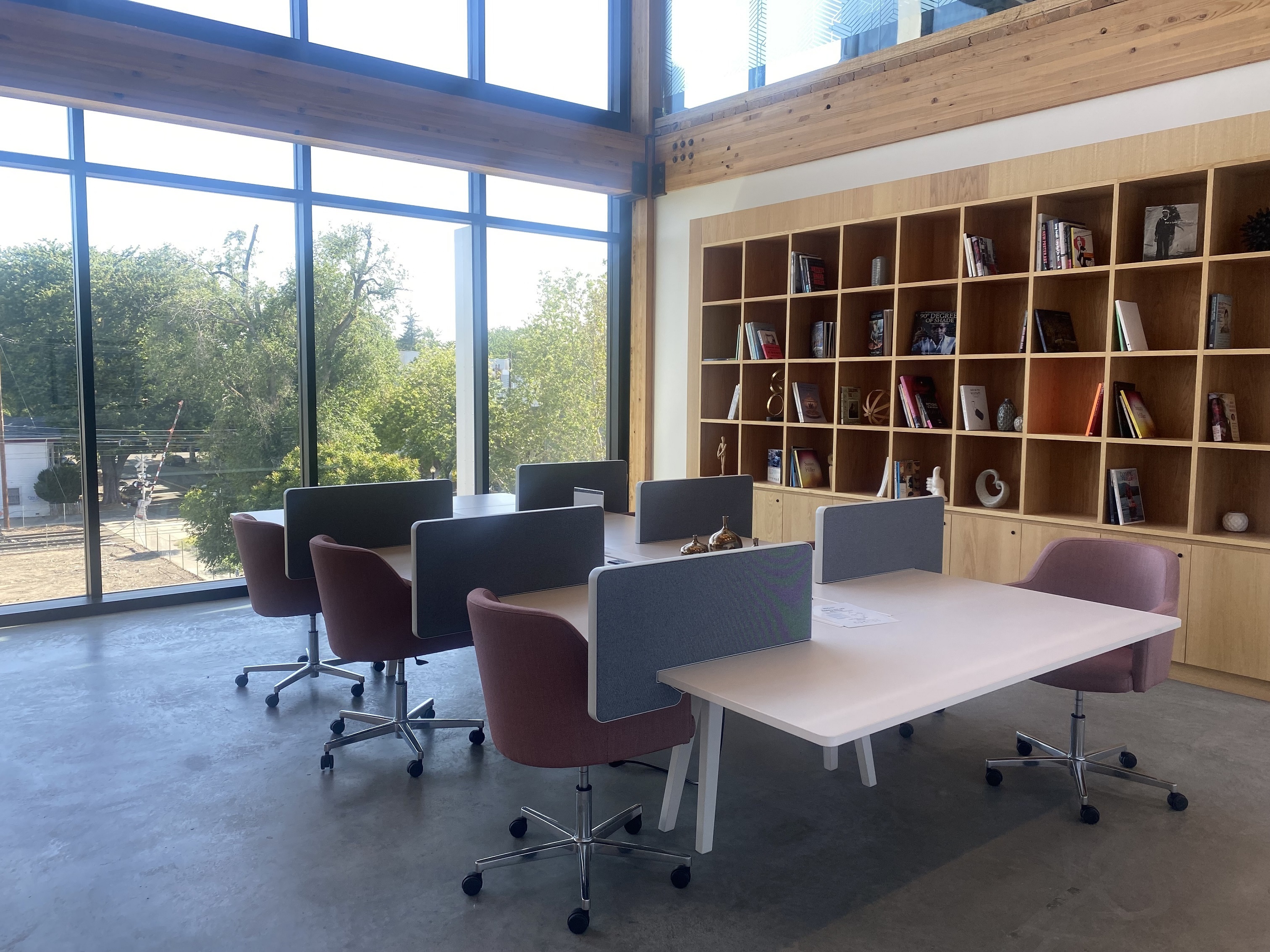 Hot desk with anything you need! BOOK NOW! Hot desk with anything you need! BOOK NOW!