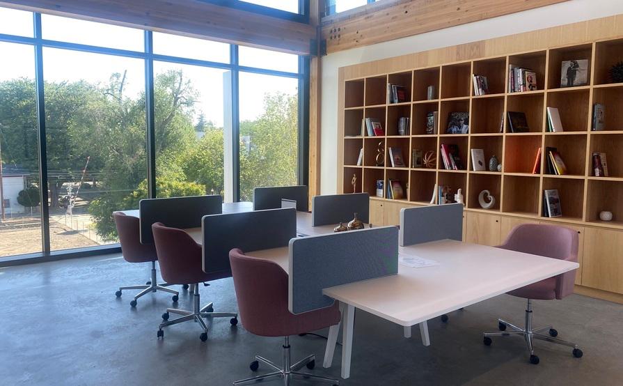 Hot desk with anything you need! BOOK NOW! Hot desk with anything you need! BOOK NOW!