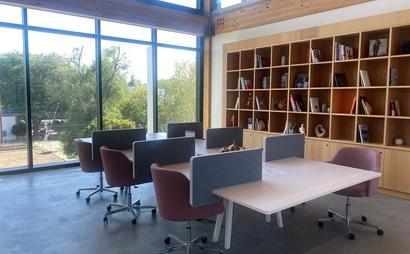 Hot desk with anything you need! BOOK NOW! Hot desk with anything you need! BOOK NOW!