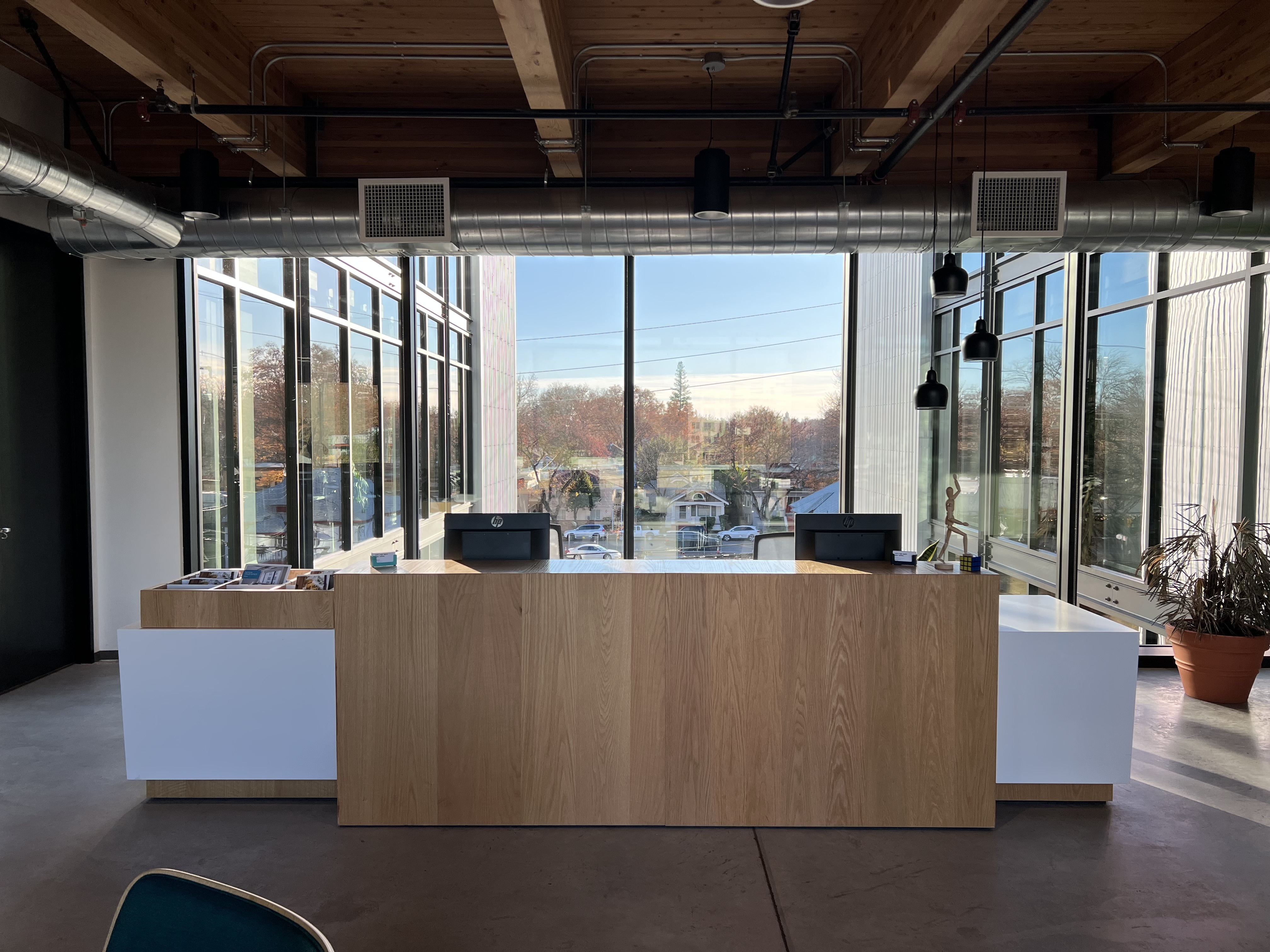 Hot desk with anything you need! BOOK NOW! Hot desk with anything you need! BOOK NOW!