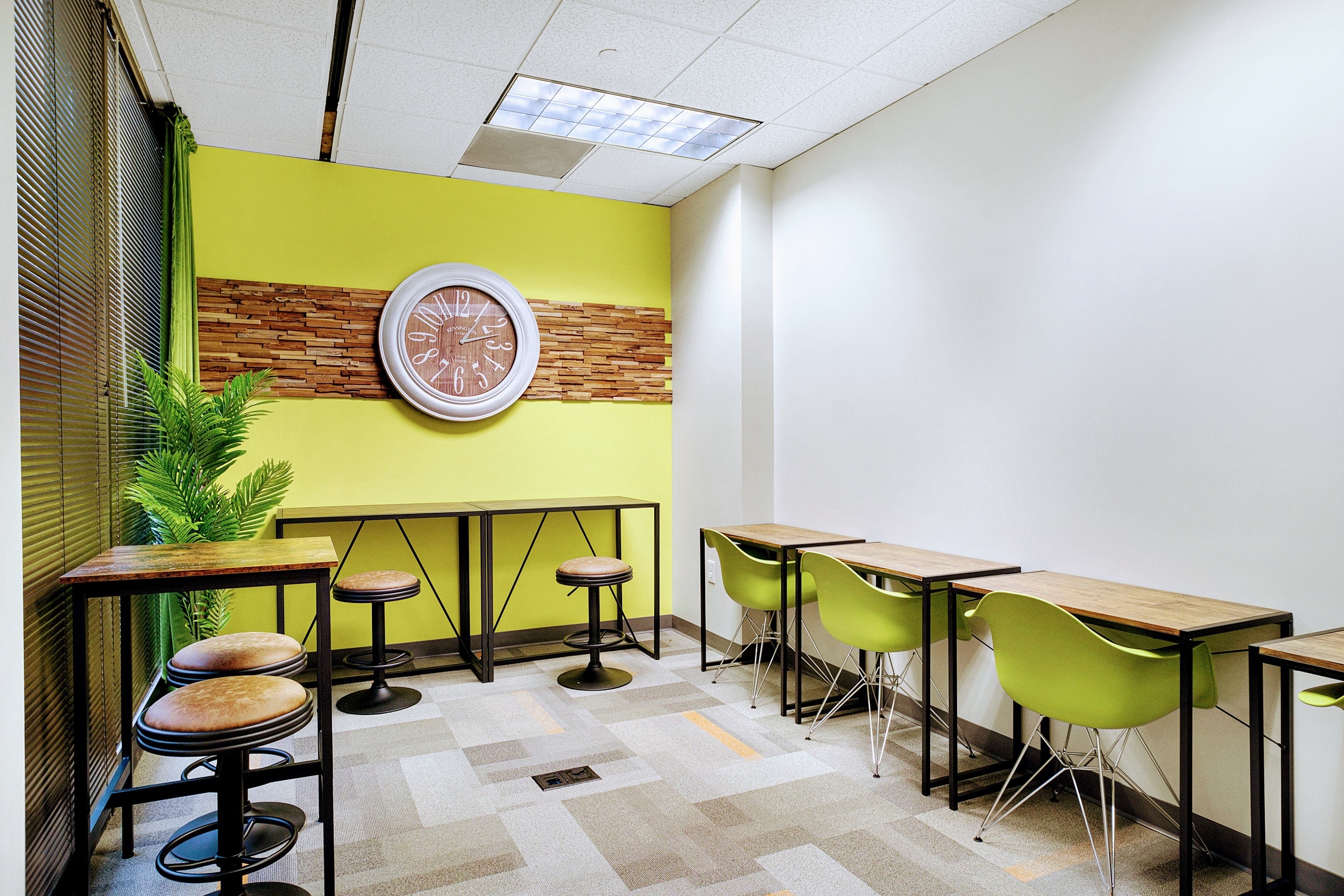 CoWork Space in Elite Atlanta Dunwoody on Perimeter Area Within a Business Center for Entrepreneurs or Hybrid Workers CoWork Space in Elite Atlanta Dunwoody on Perimeter Area Within a Business Center for Entrepreneurs or Hybrid Workers