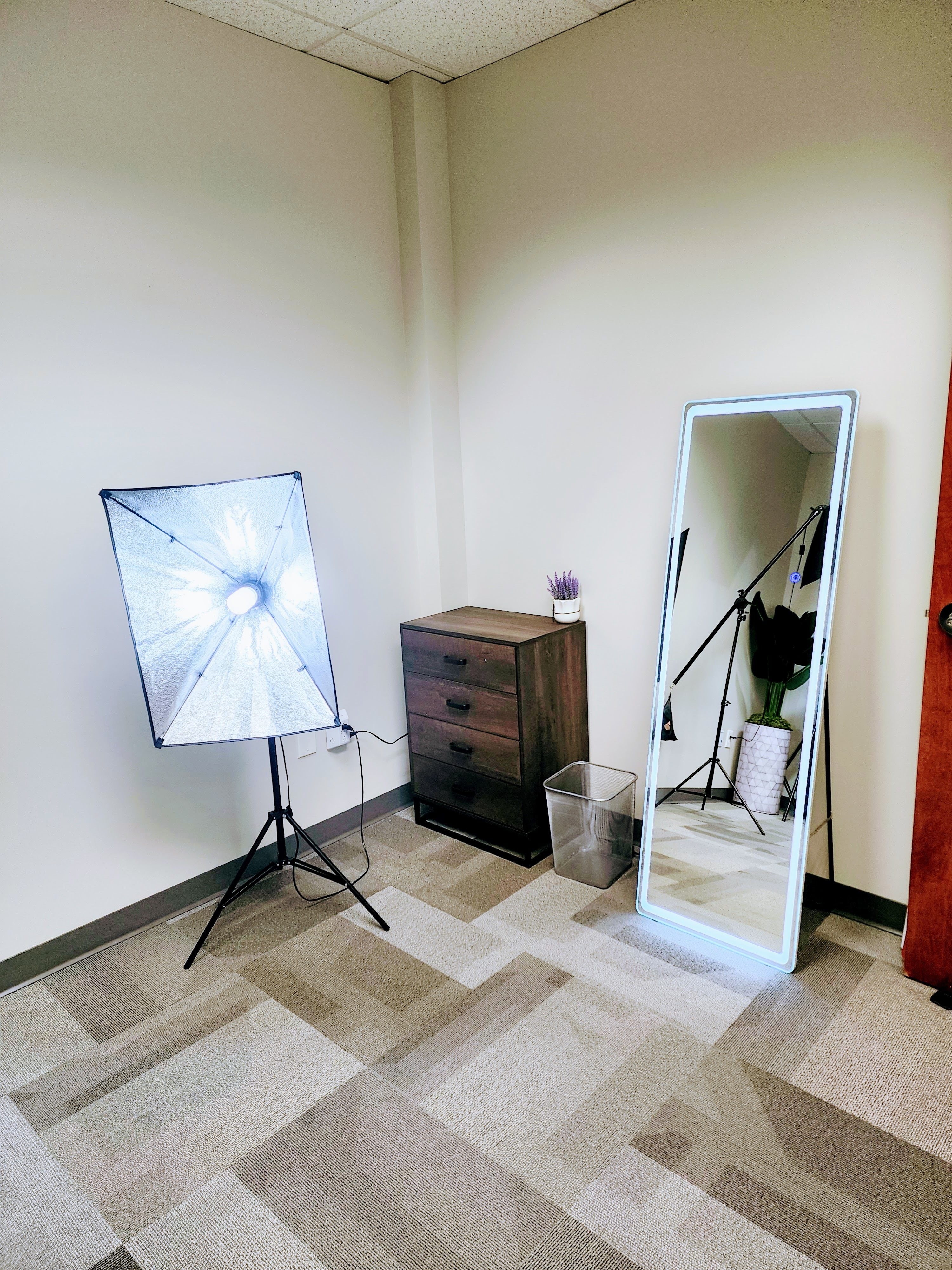 Mini Portrait Studio and Content Room Within a Business Center for Entrepreneurs or Photographers Mini Portrait Studio and Content Room Within a Business Center for Entrepreneurs or Photographers