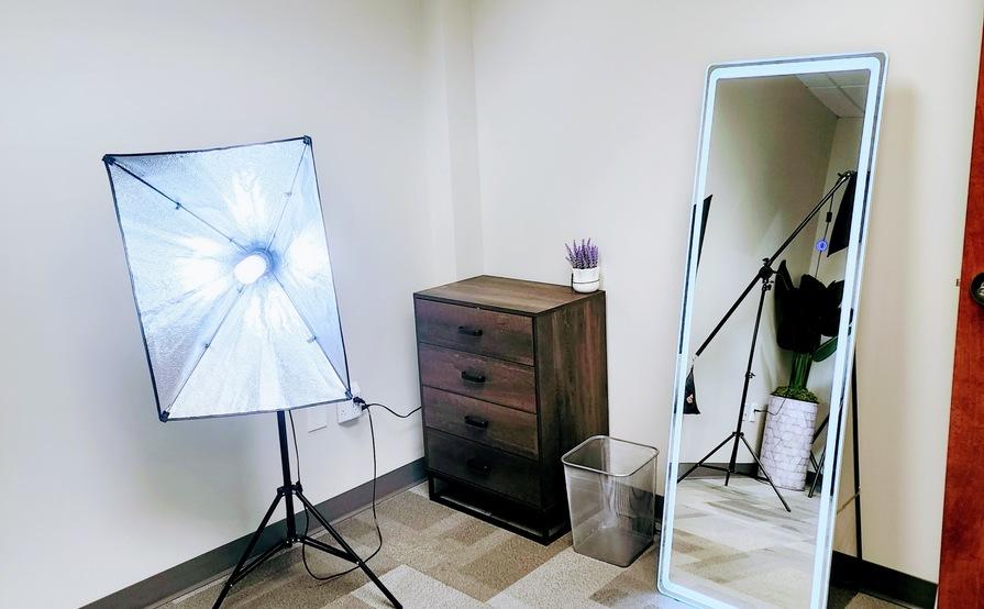 Mini Portrait Studio and Content Room Within a Business Center for Entrepreneurs or Photographers