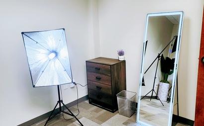 Mini Portrait Studio and Content Room Within a Business Center for Entrepreneurs or Photographers