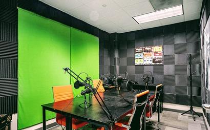 Mini Portrait Studio and Content Room Within a Business Center for Entrepreneurs or Photographers Mini Portrait Studio and Content Room Within a Business Center for Entrepreneurs or Photographers