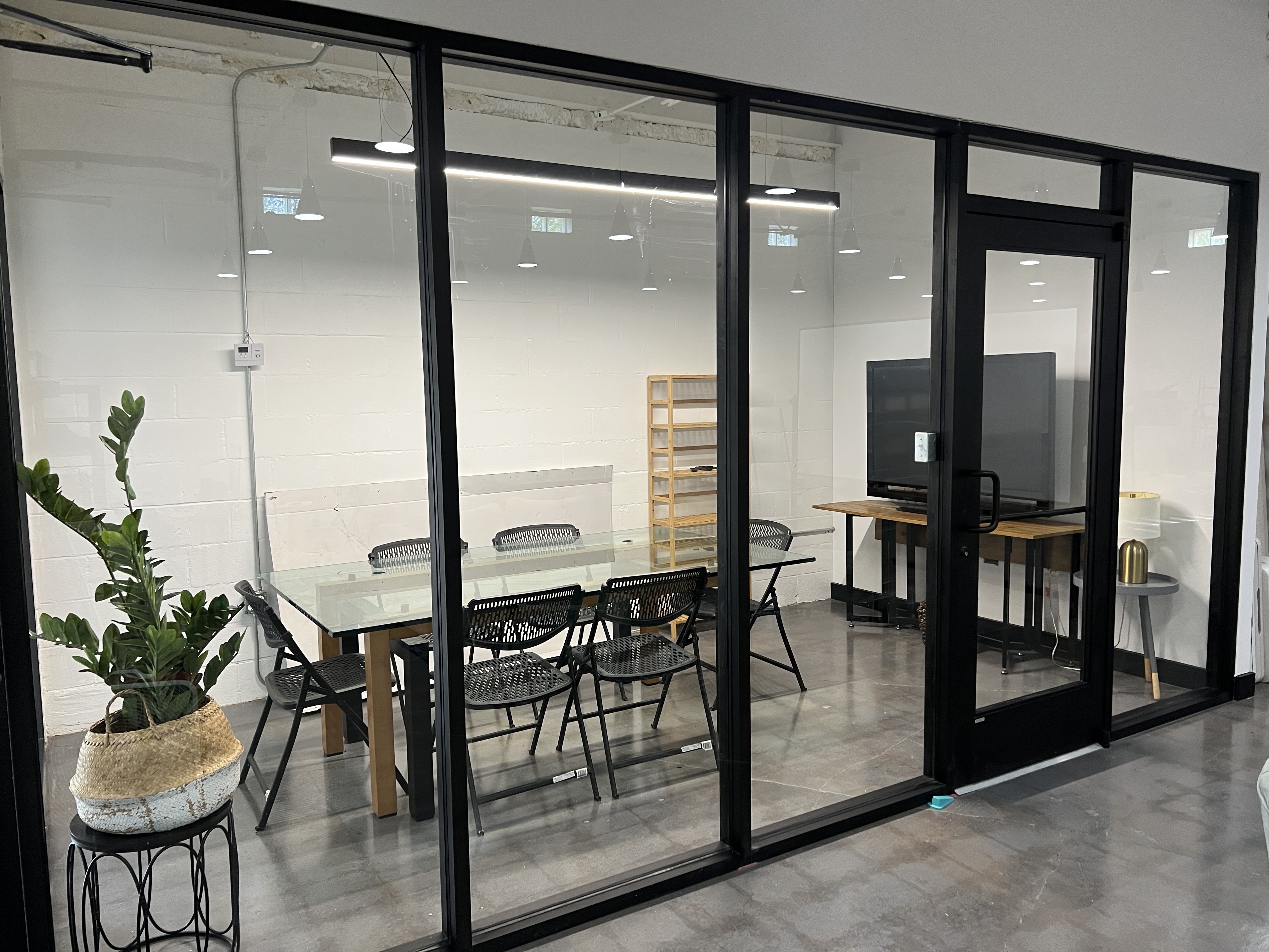 Flexible office and desk space with access to outside yard storage! Perfect for landscaping and construction professionals!