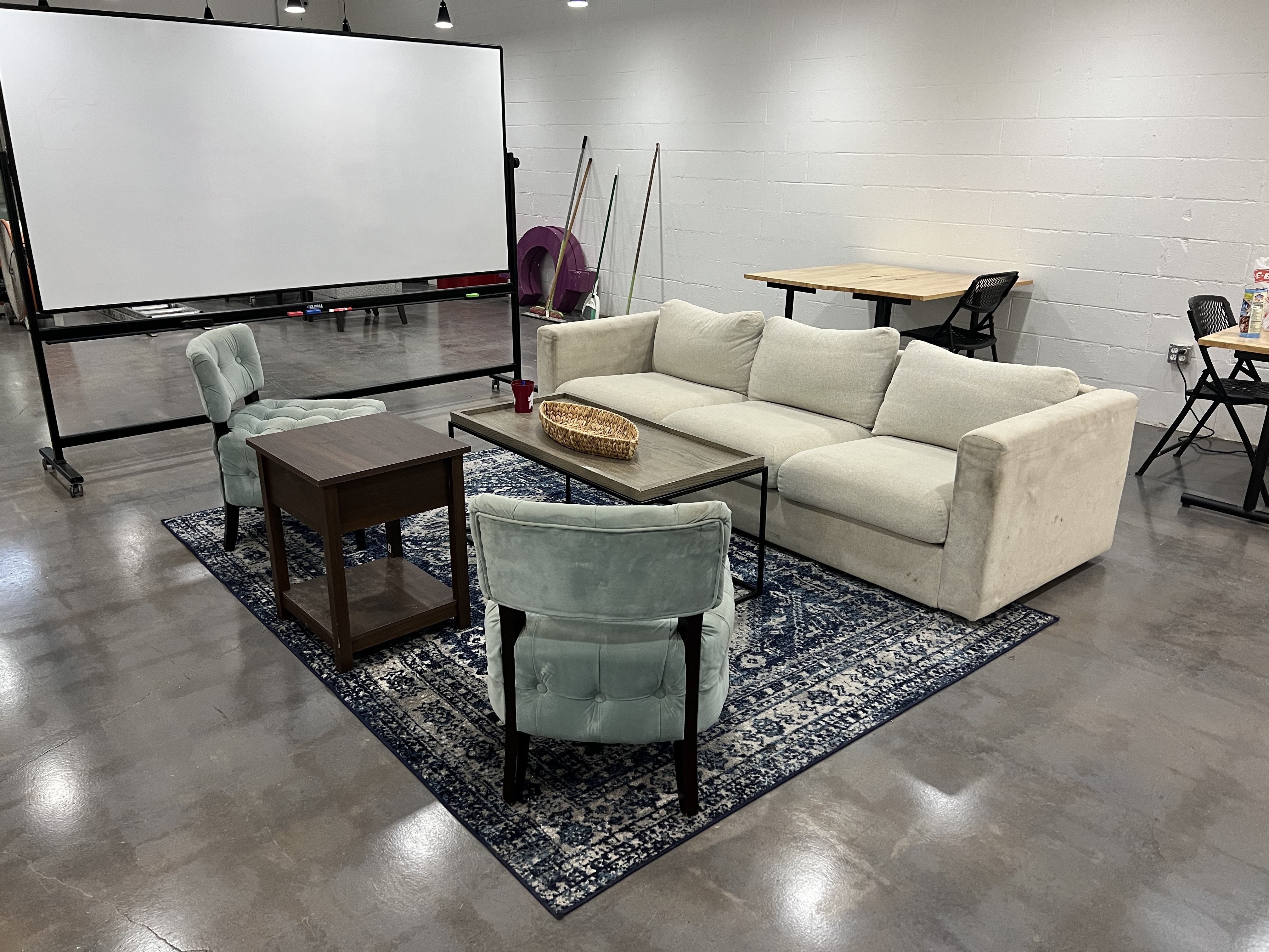 Flexible office and desk space with access to outside yard storage! Perfect for landscaping and construction professionals!