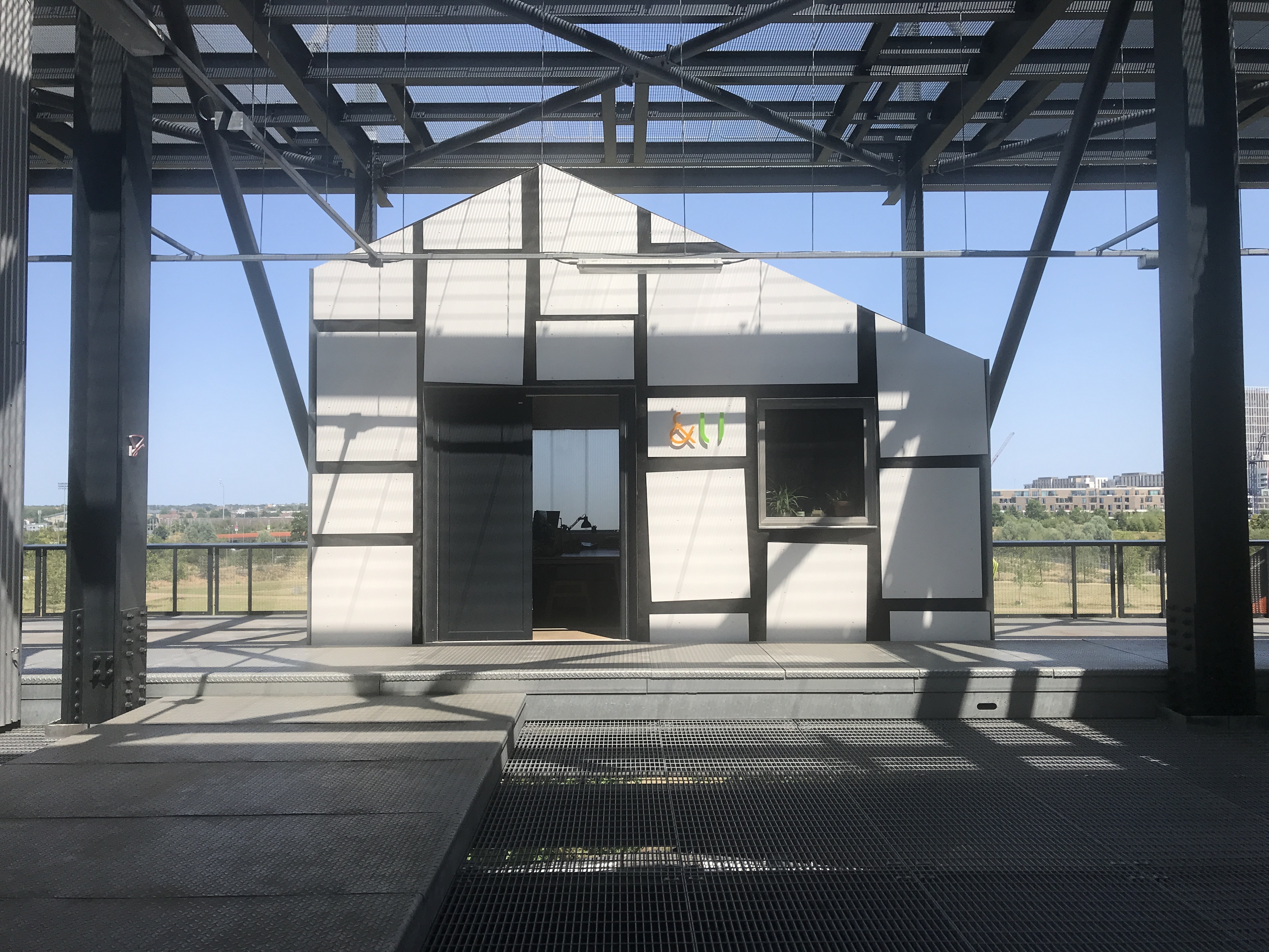 Hackney - &U studio creative practice - 3 desks available