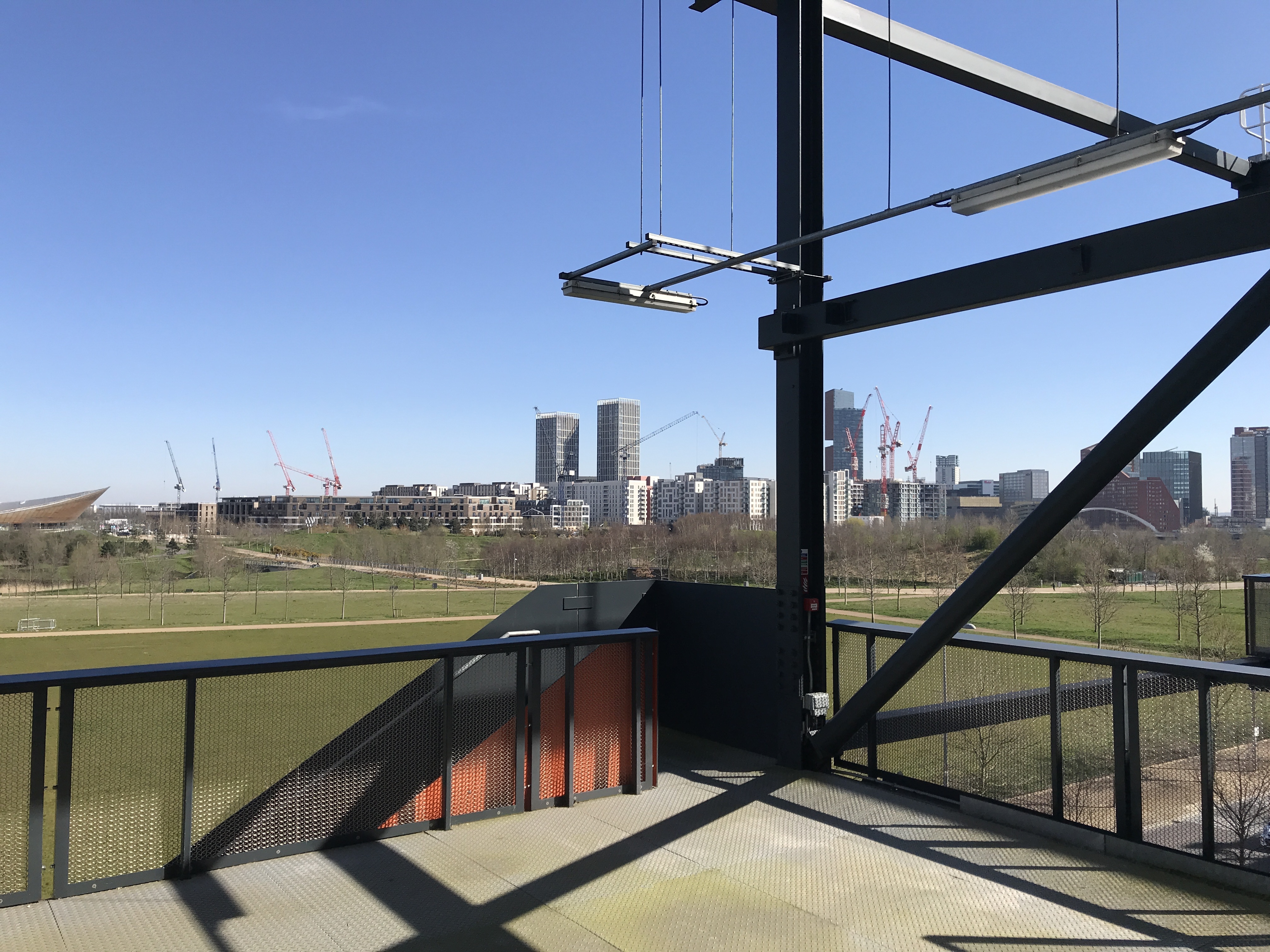 Hackney - &U studio creative practice - 3 desks available