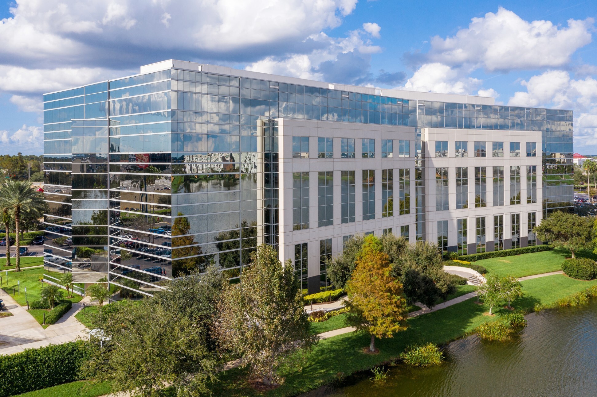 Unlimited coworking access in 4700 Millenia Lakes