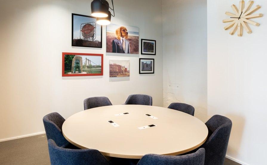 24/7 access to designer office space for 5 persons in Spaces North Loop 24/7 access to designer office space for 5 persons in Spaces North Loop