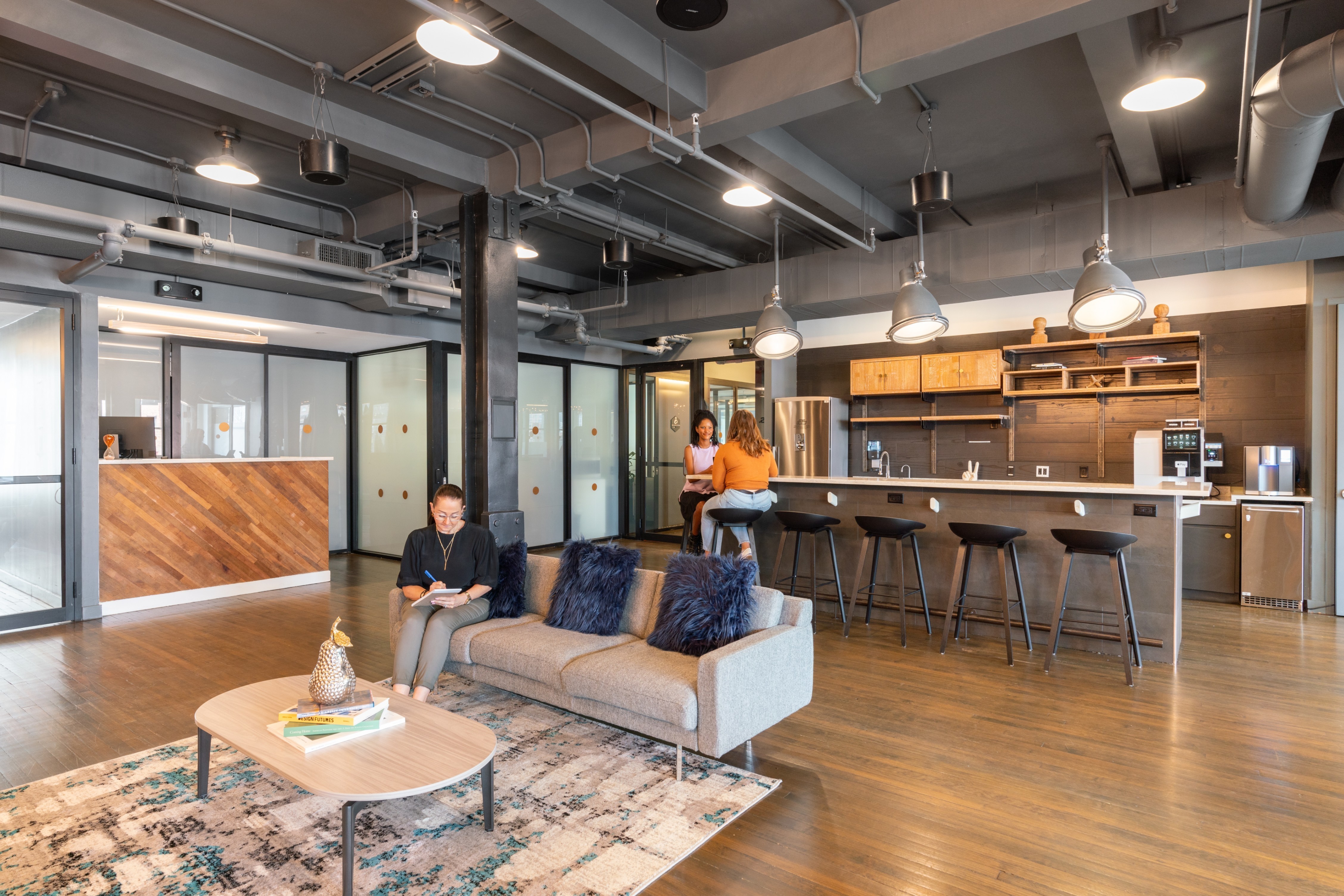 Work, meet and collaborate in a shared office space in Spaces Midtown South Work, meet and collaborate in a shared office space in Spaces Midtown South