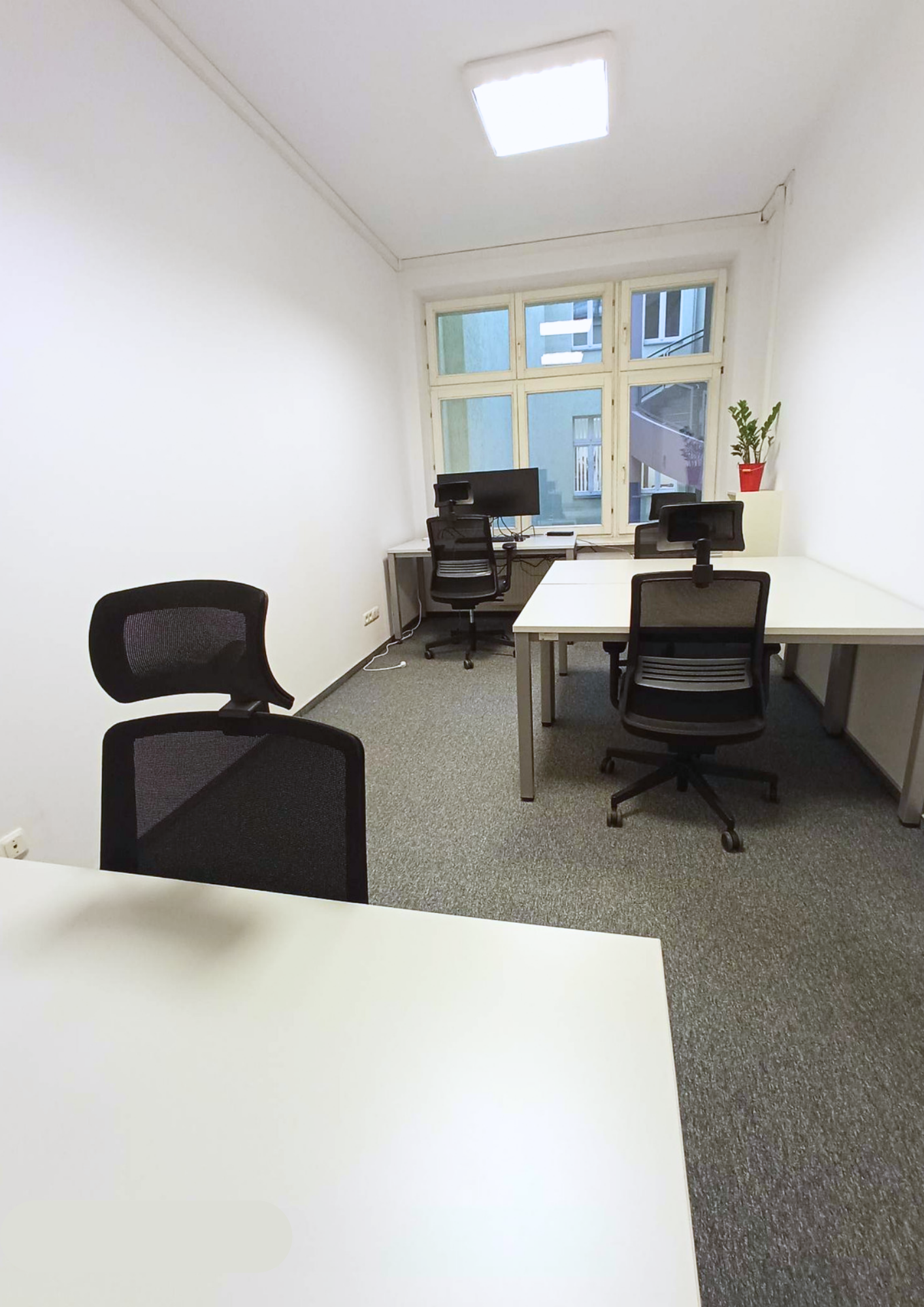 Szukasz biura serwisowanego dla 4-os zespołu? Zajrzyj do IdeaPlace. 