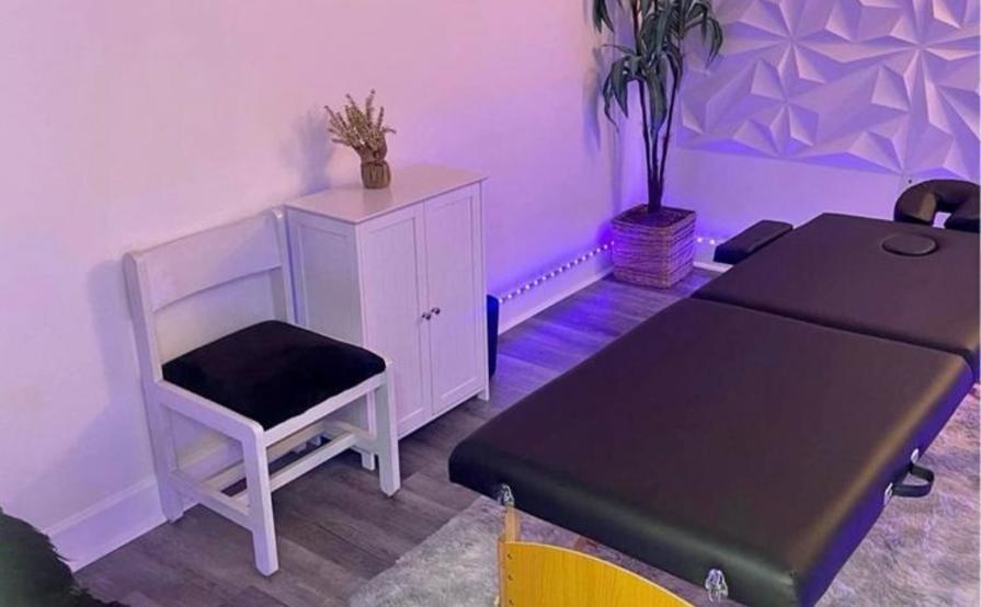 Luxurious Daily Rental Spaces for Beauty Professionals Available Luxurious Daily Rental Spaces for Beauty Professionals Available