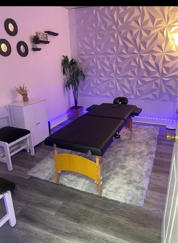 Luxurious Daily Rental Spaces for Beauty Professionals Available Luxurious Daily Rental Spaces for Beauty Professionals Available