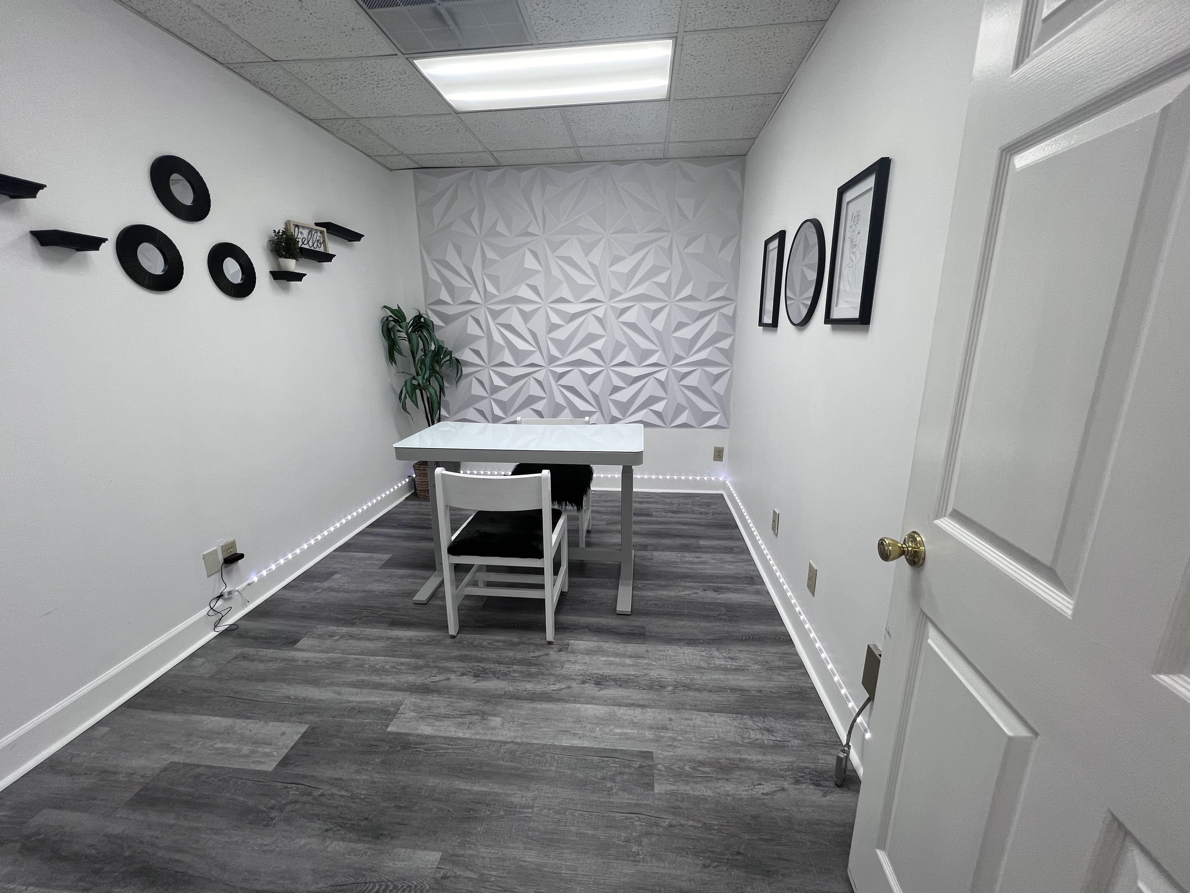 Luxurious Daily Rental Spaces for Beauty Professionals Available Luxurious Daily Rental Spaces for Beauty Professionals Available