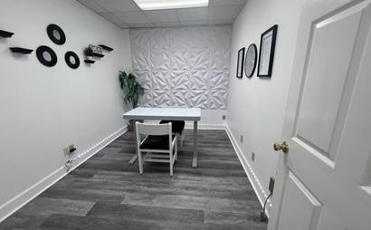 Luxurious Daily Rental Spaces for Beauty Professionals Available Luxurious Daily Rental Spaces for Beauty Professionals Available