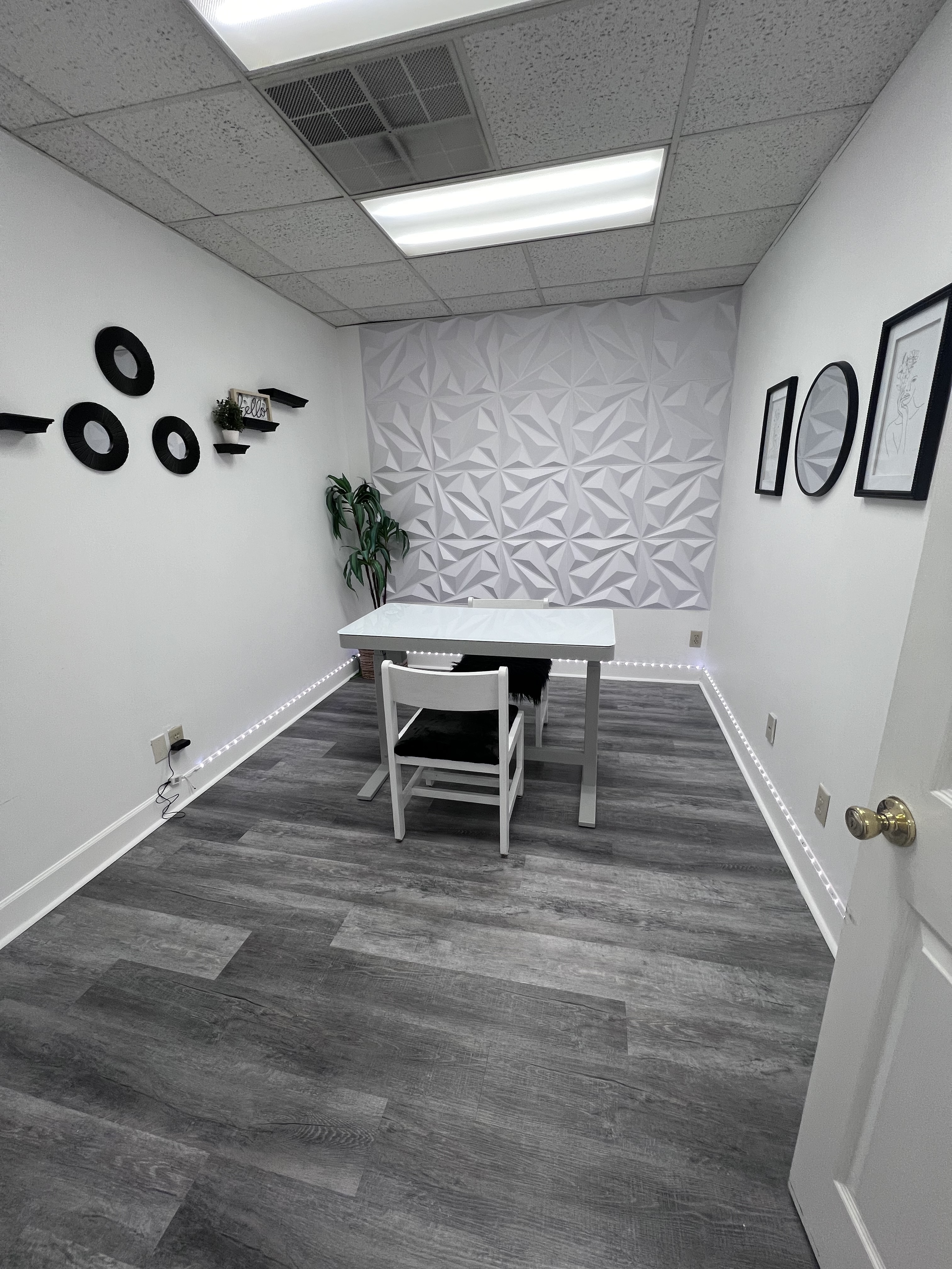 Luxurious Daily Rental Spaces for Beauty Professionals Available Luxurious Daily Rental Spaces for Beauty Professionals Available