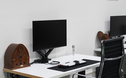 Themed 4K HDR Workstation at Scroll Stop Themed 4K HDR Workstation at Scroll Stop