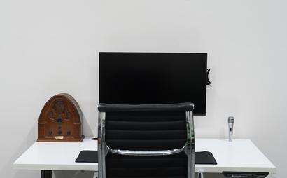 Themed 4K HDR Workstation at Scroll Stop Themed 4K HDR Workstation at Scroll Stop