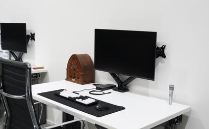 Themed 4K HDR Workstation at Scroll Stop Themed 4K HDR Workstation at Scroll Stop