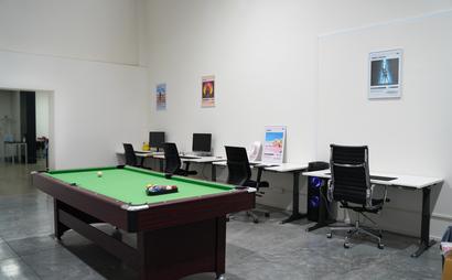 Themed 4K HDR Workstation at Scroll Stop Themed 4K HDR Workstation at Scroll Stop