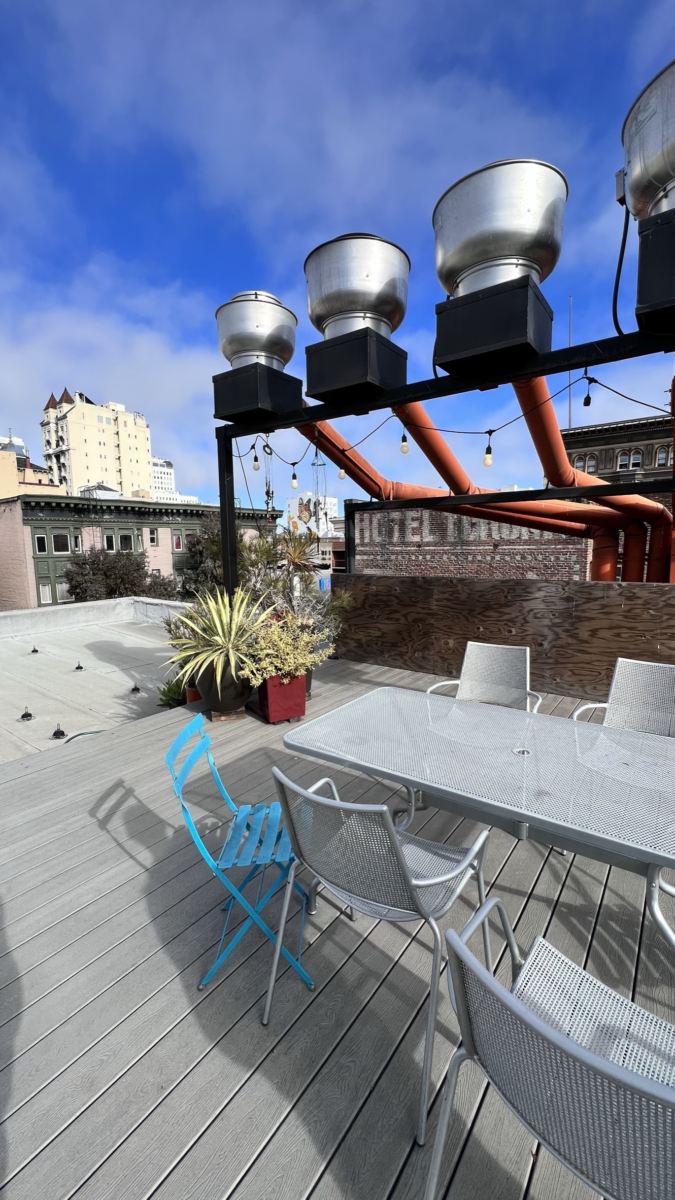 Shared Tendernob Workspace (6-11 desks available)