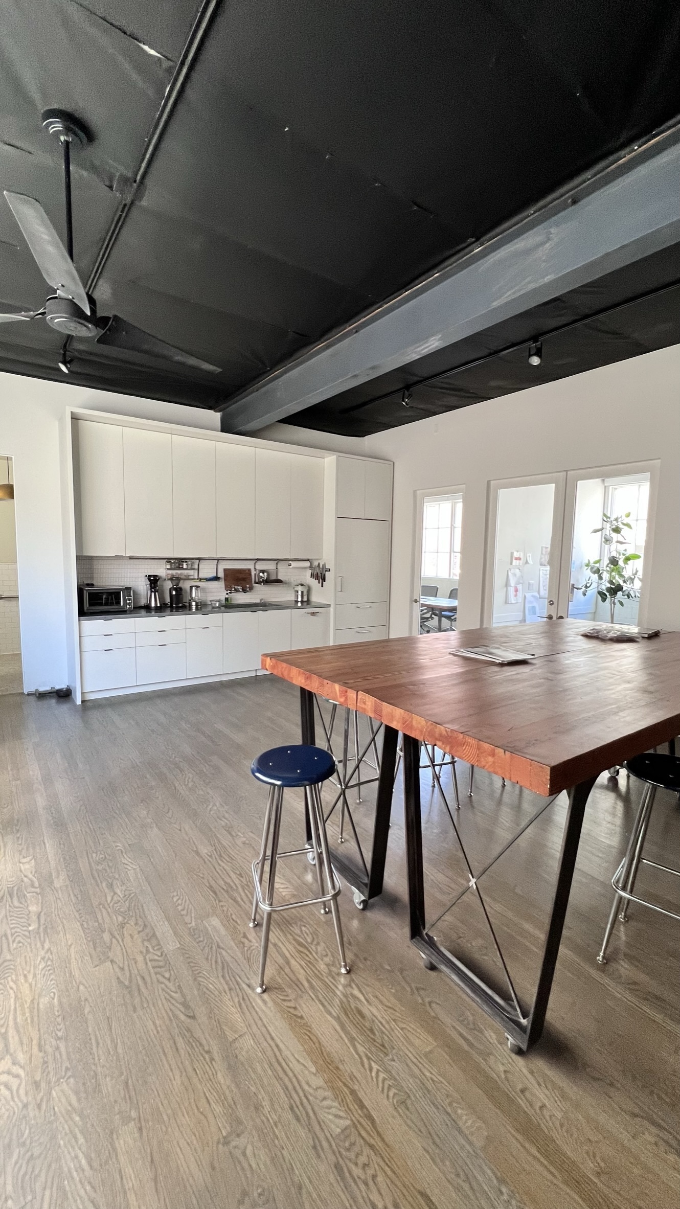 Shared Tendernob Workspace (6-11 desks available)