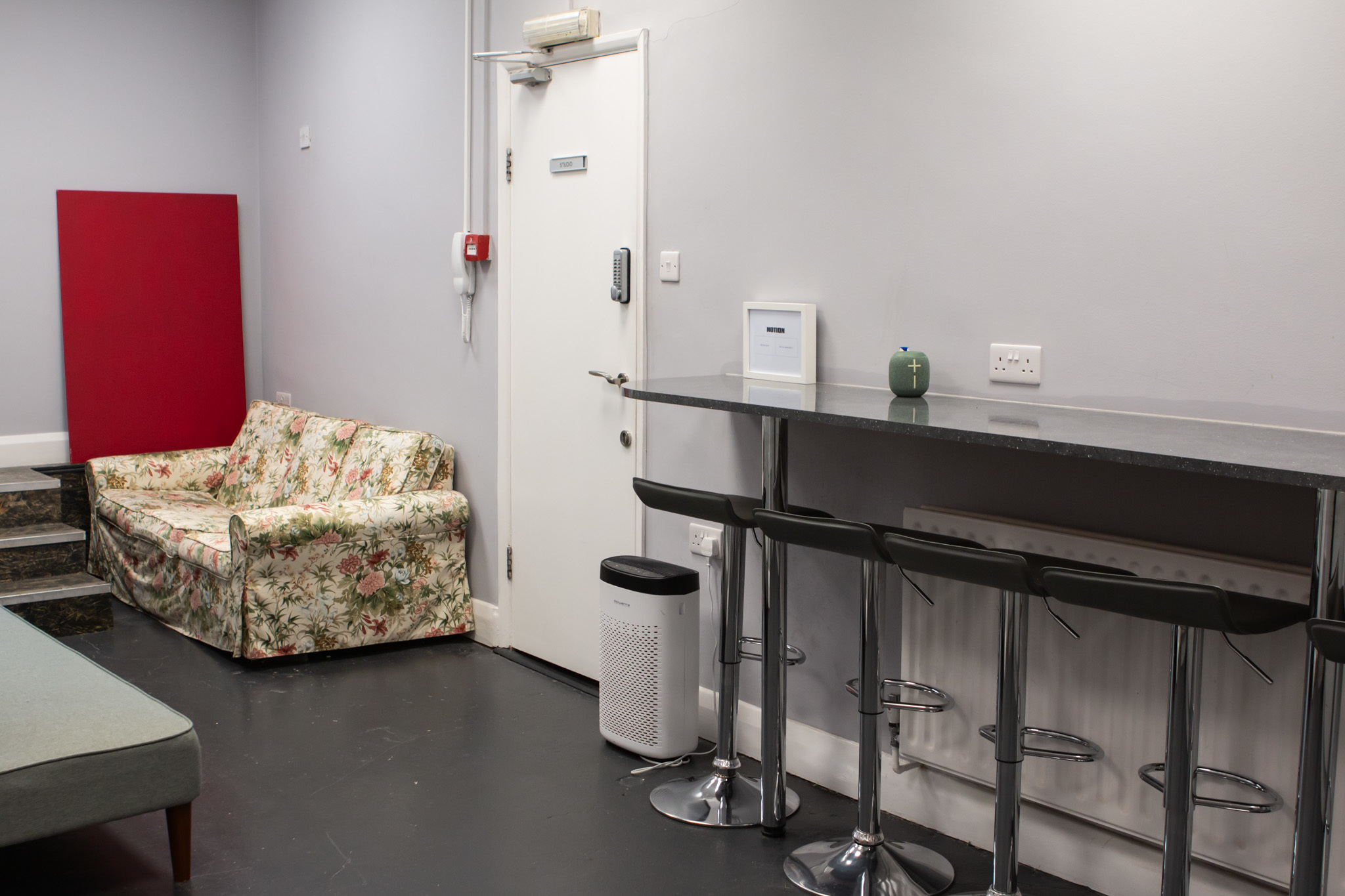 Bright and Stylish Open-Plan Office Space in Central London Bright and Stylish Open-Plan Office Space in Central London