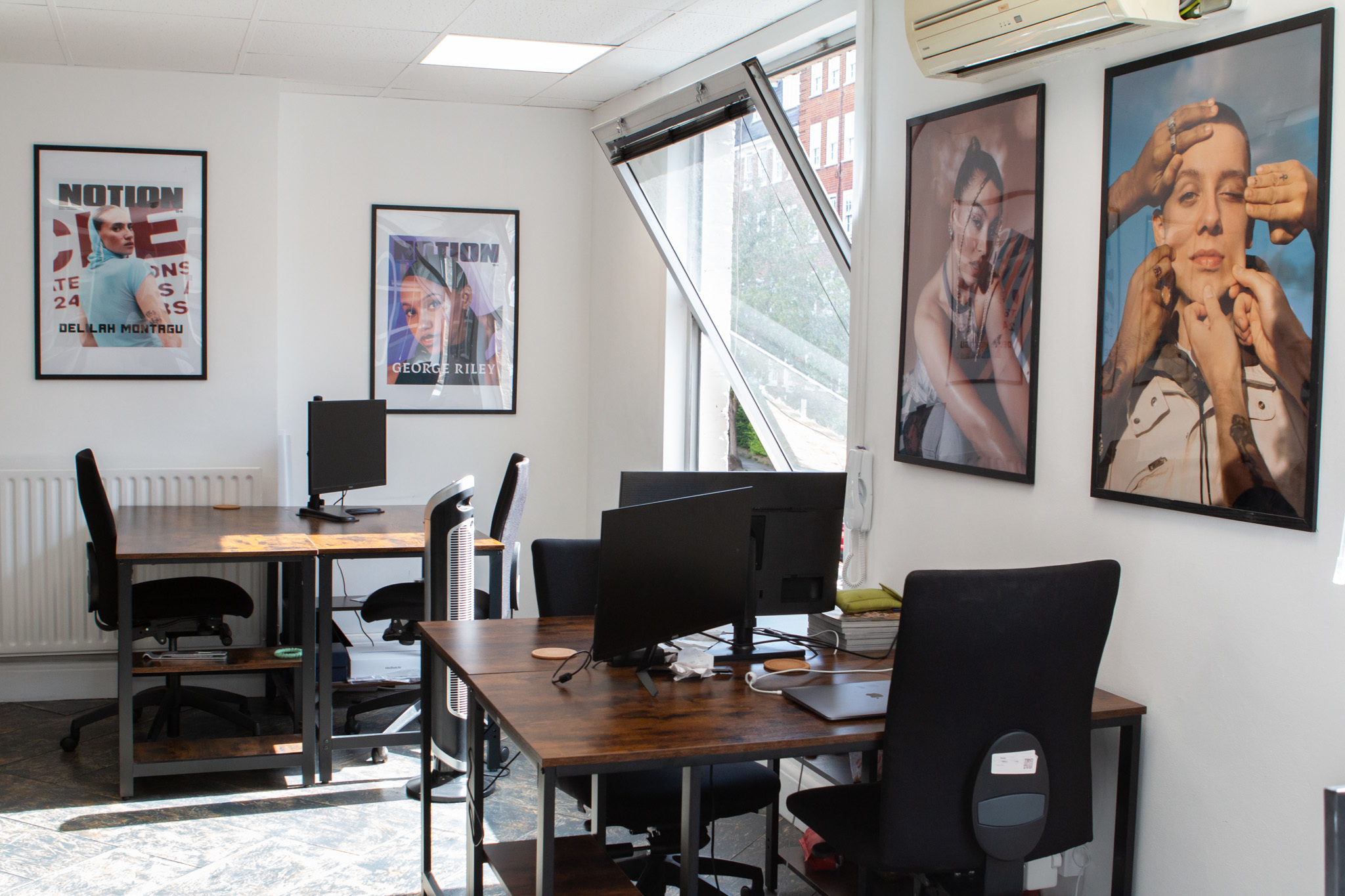 Dynamic 20 Desk Office Space with Seperate Meeting Room Dynamic 20 Desk Office Space with Seperate Meeting Room