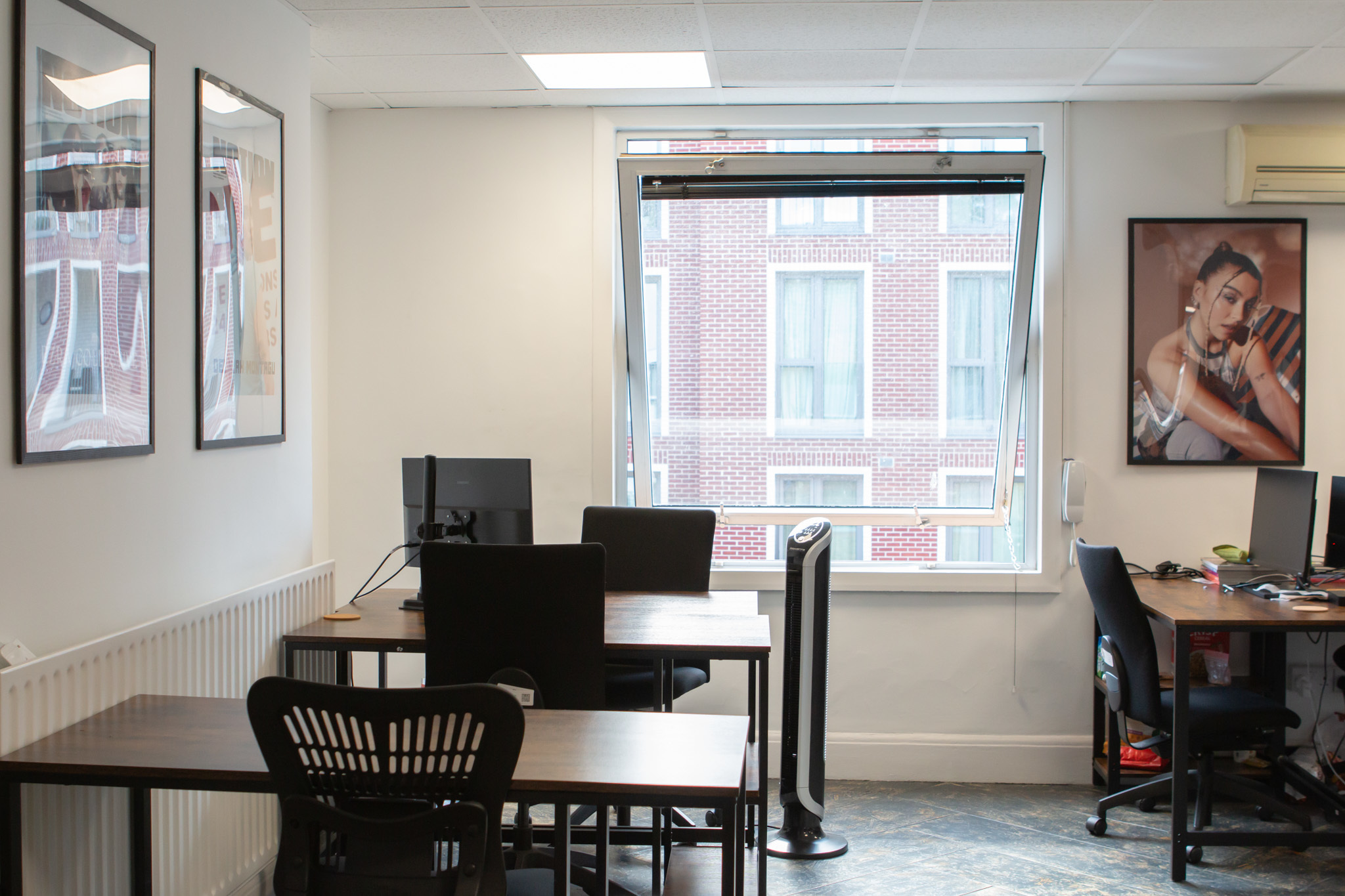 Dynamic 20 Desk Office Space with Seperate Meeting Room Dynamic 20 Desk Office Space with Seperate Meeting Room