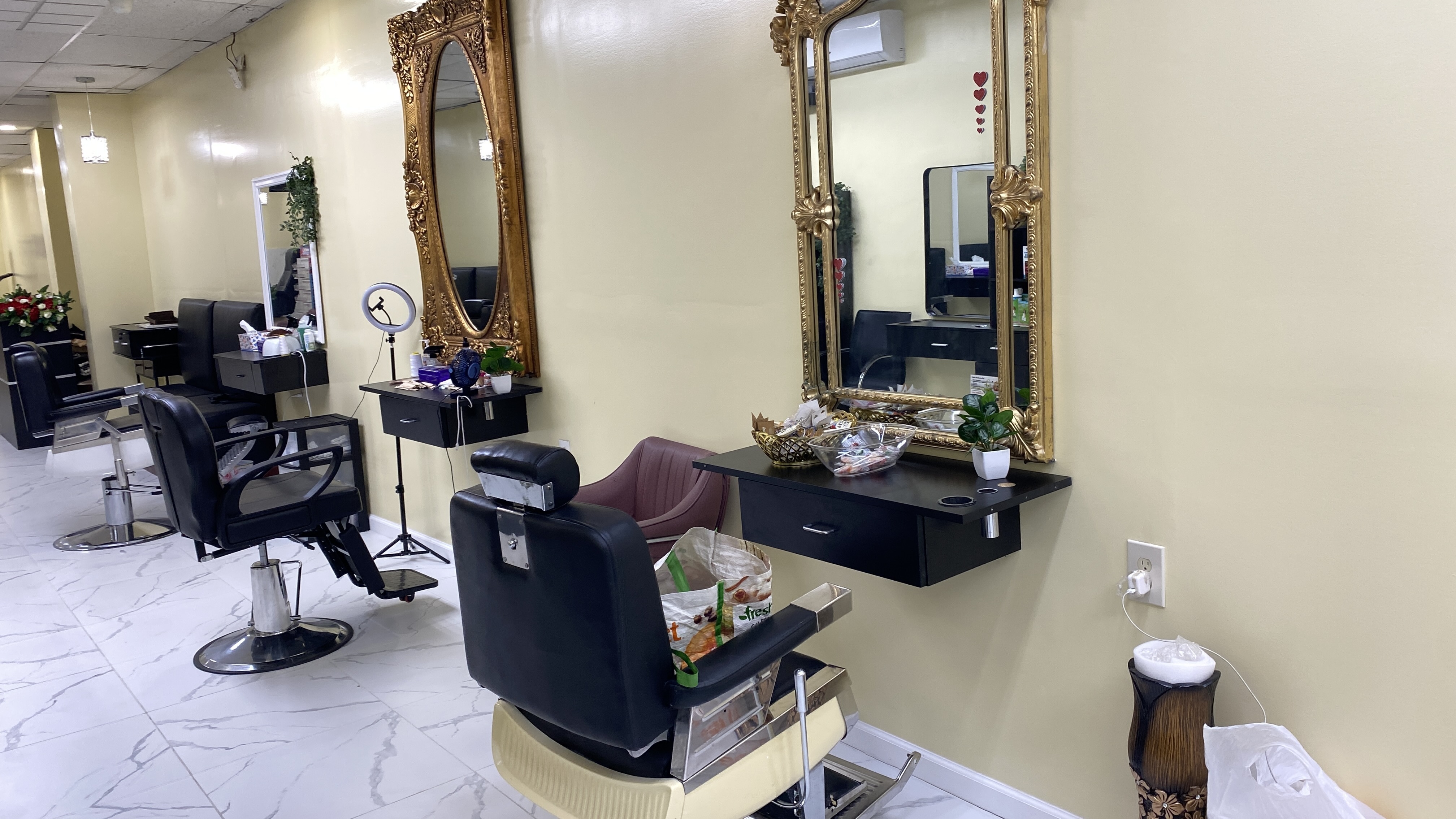 Salon chair and space for rental
