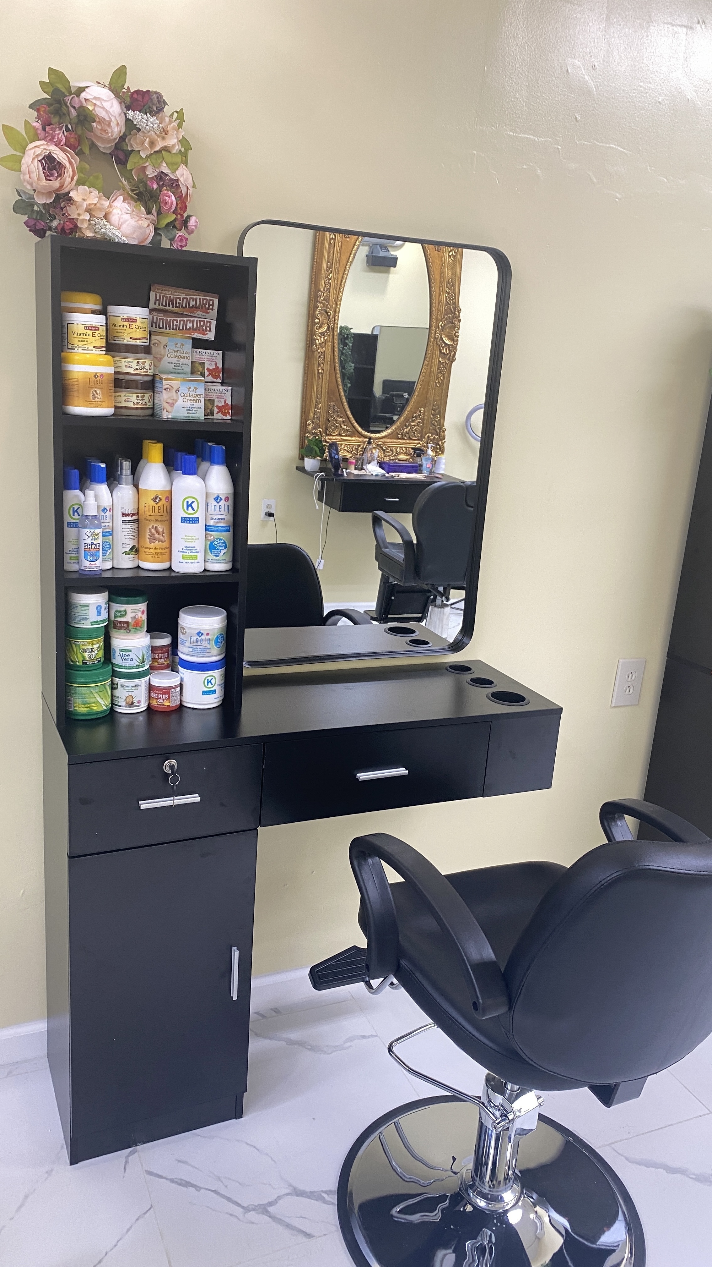 Salon chair and space for rental